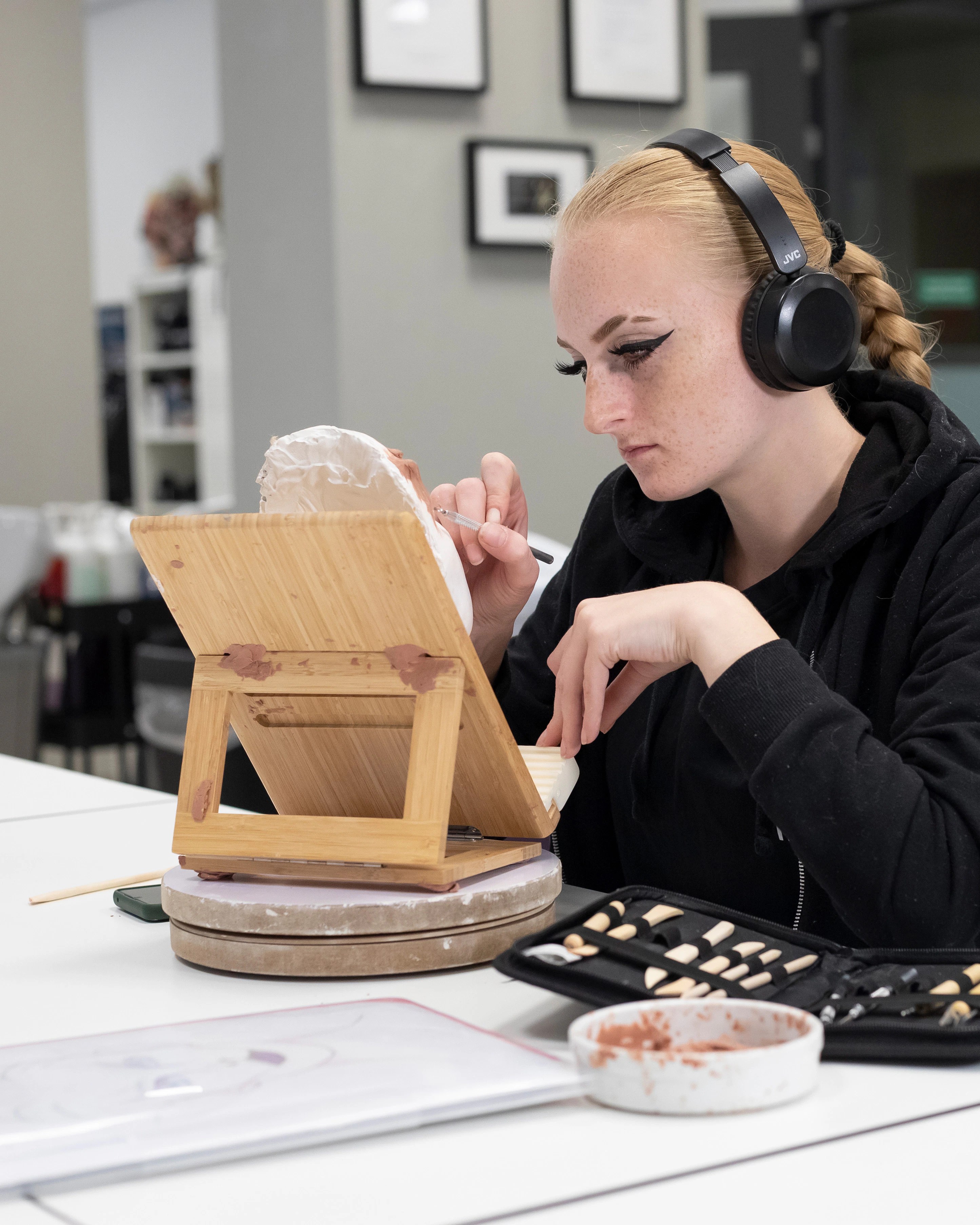 Persoon is bezig een mal aan het opmaken met make-up