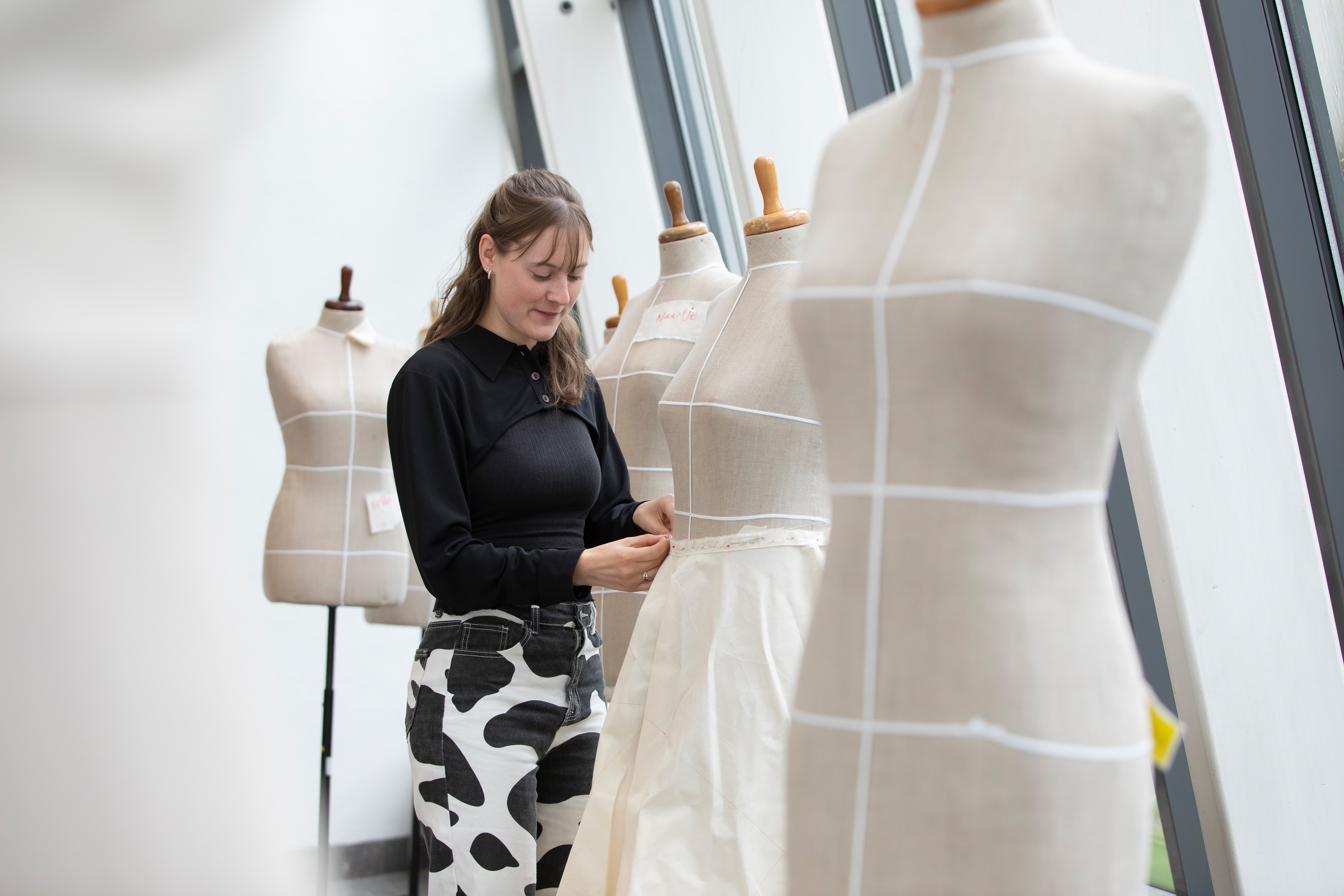 Student staat naast een paspop