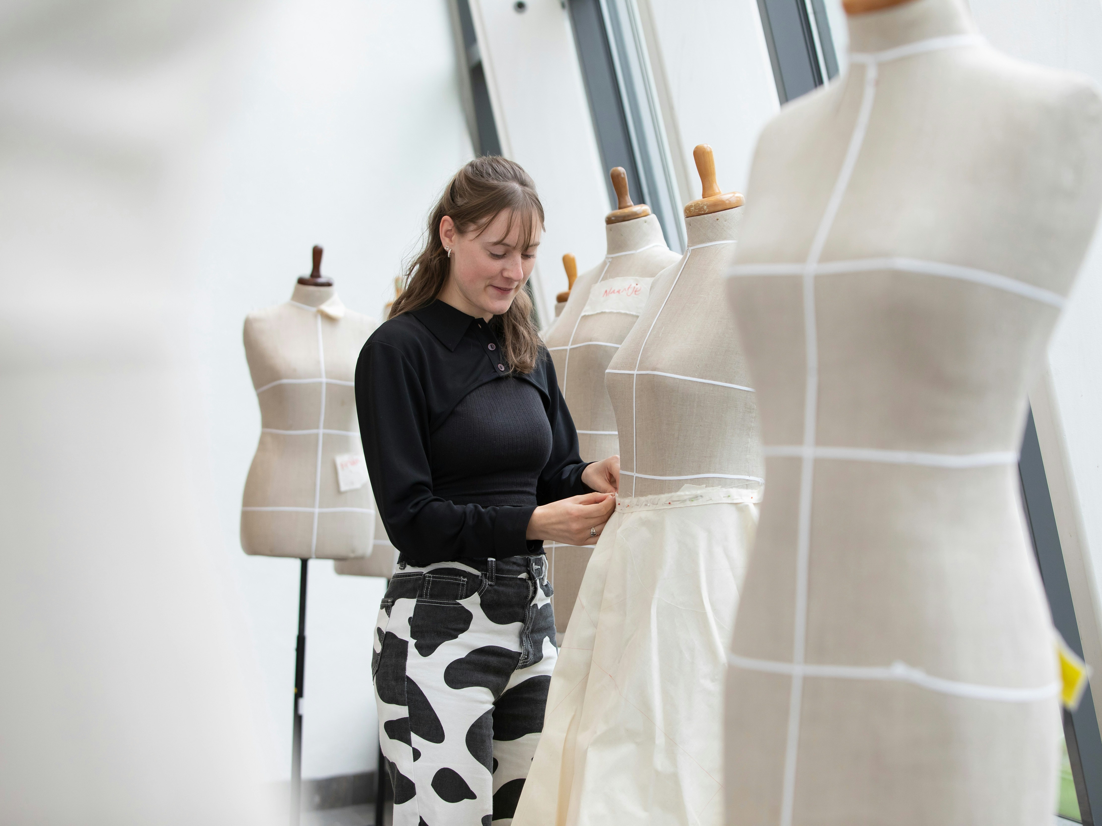 Student staat naast een paspop