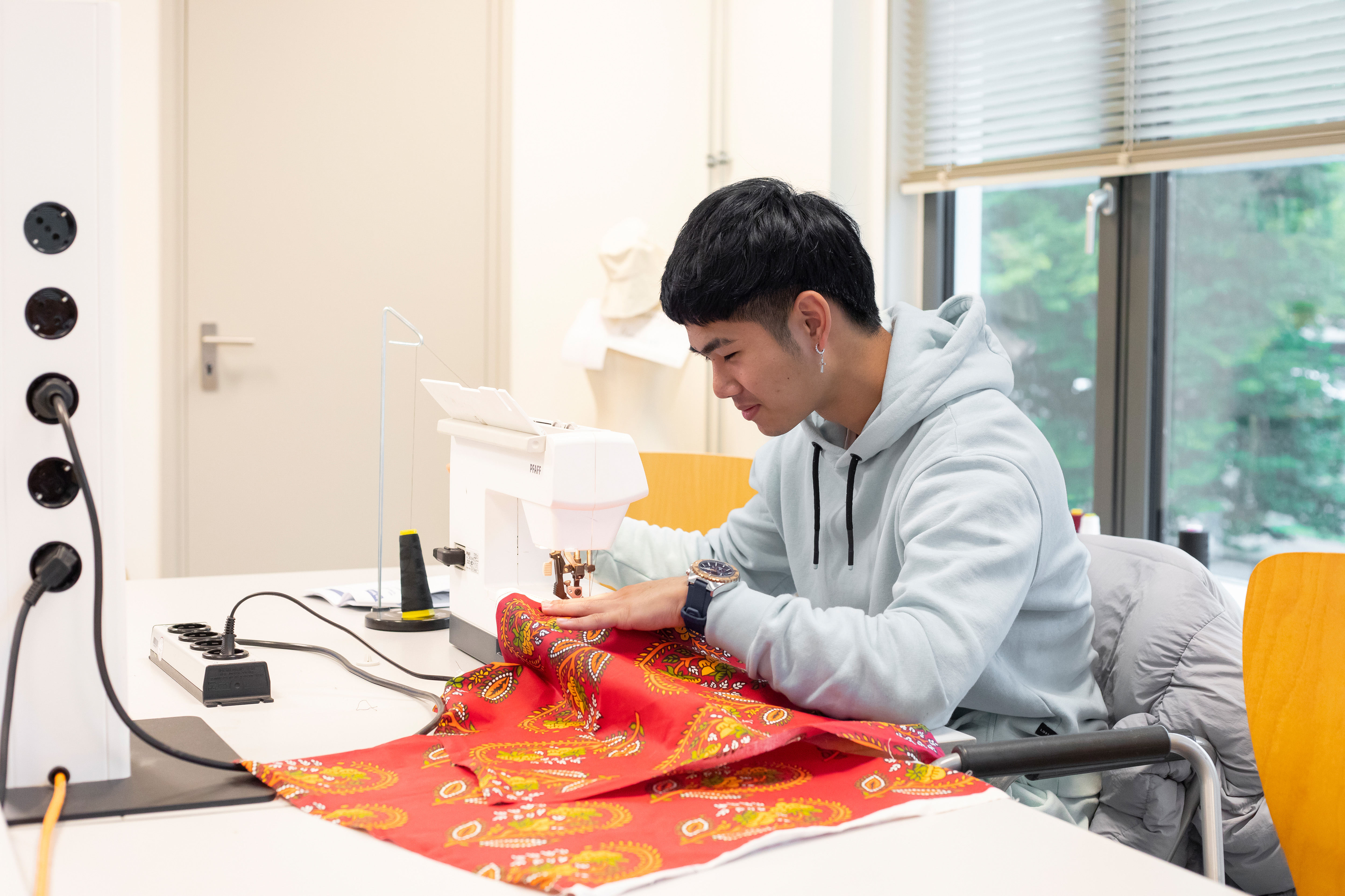 Student is bezig met een naaimachine