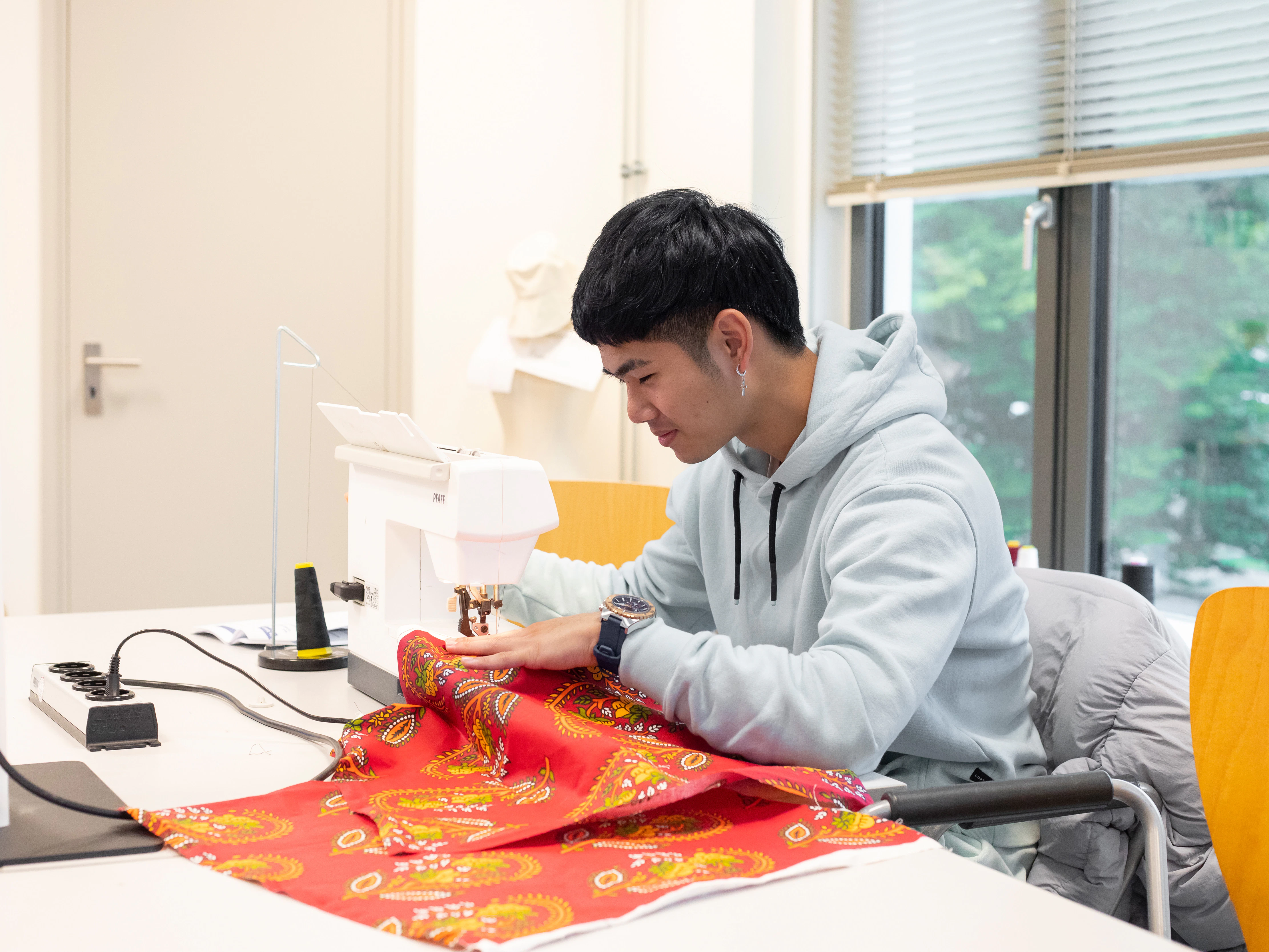Student is bezig met een naaimachine