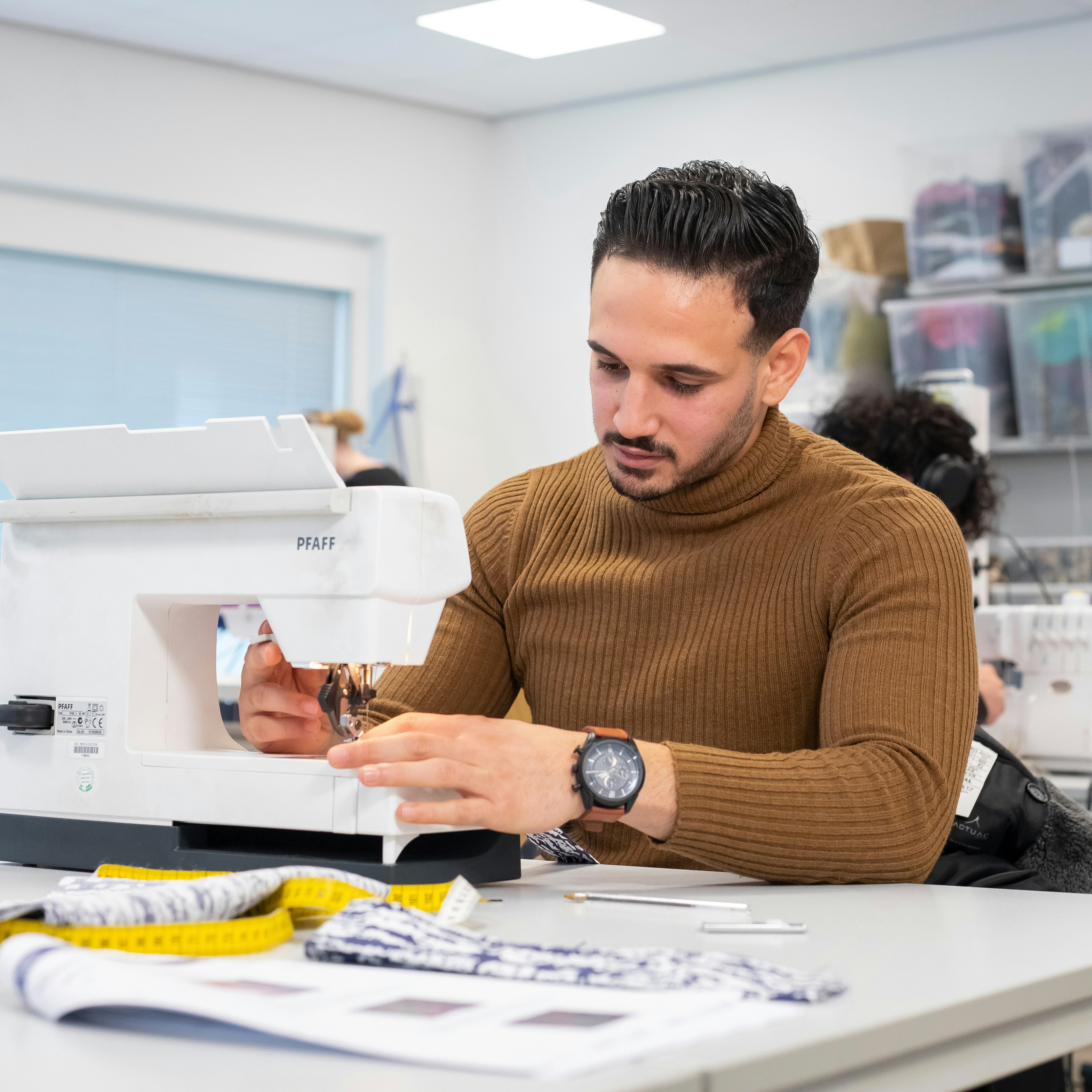 Student met de naaimachine