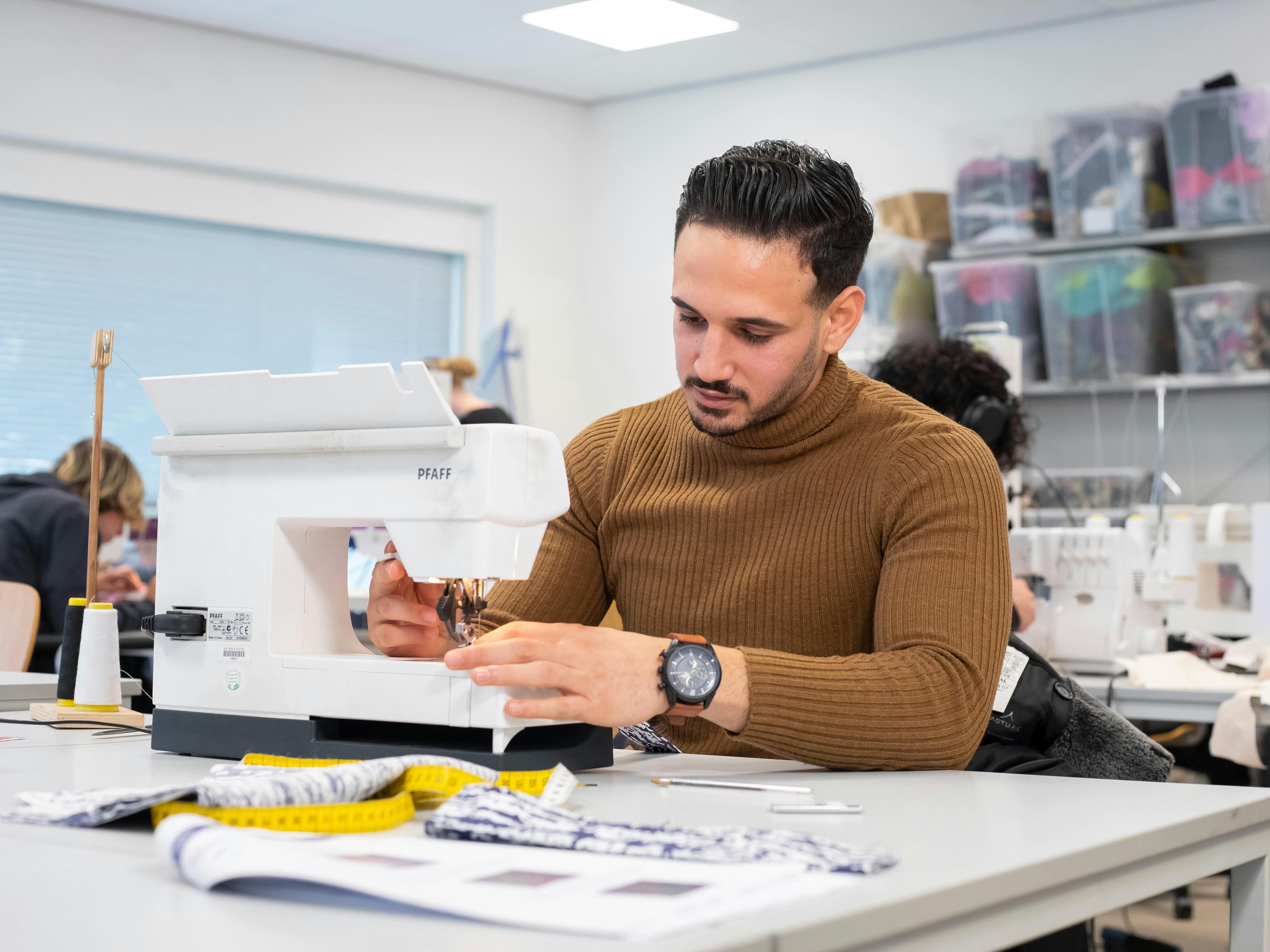 Student met de naaimachine