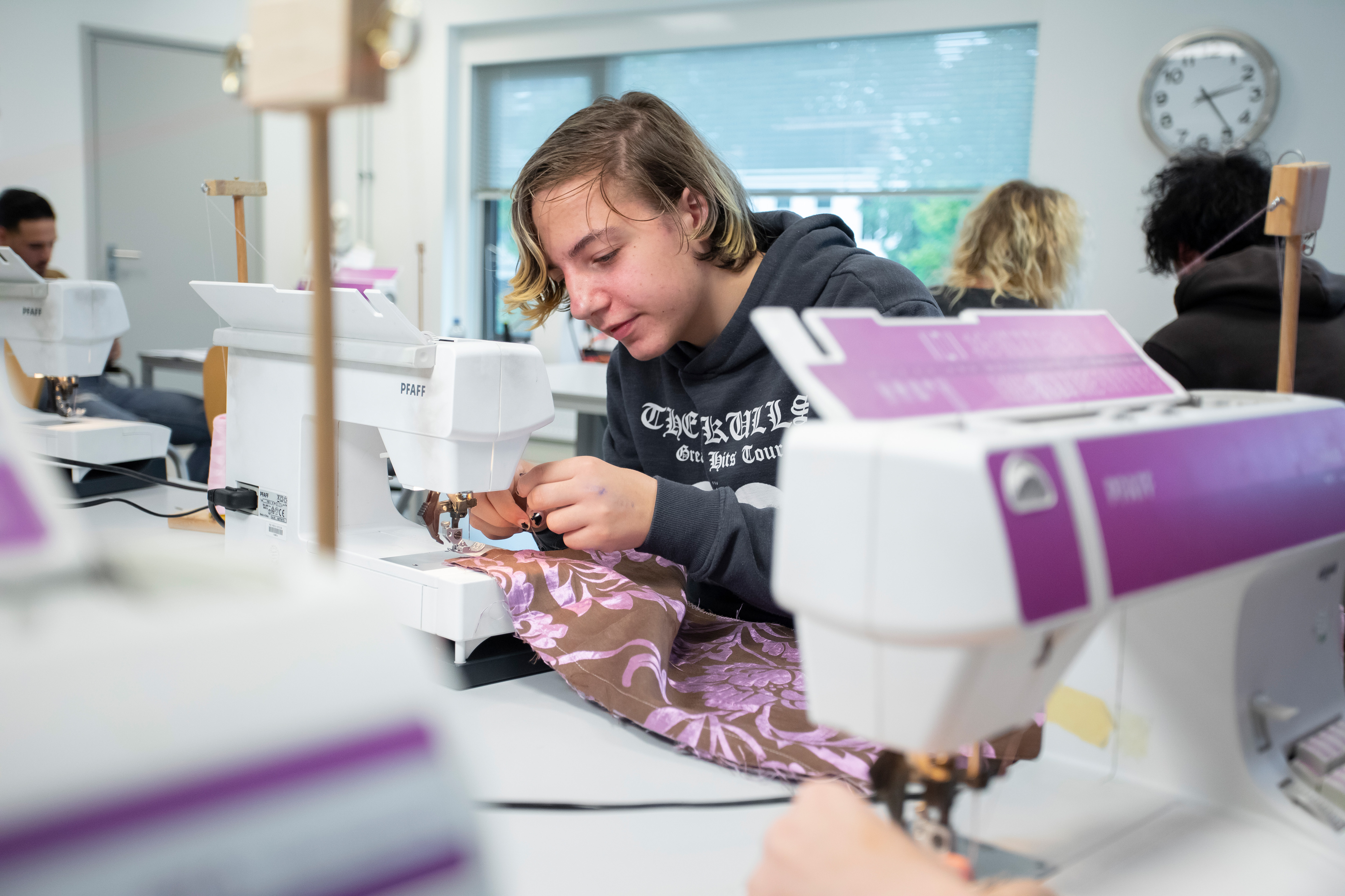 Student tussen de naaimachines