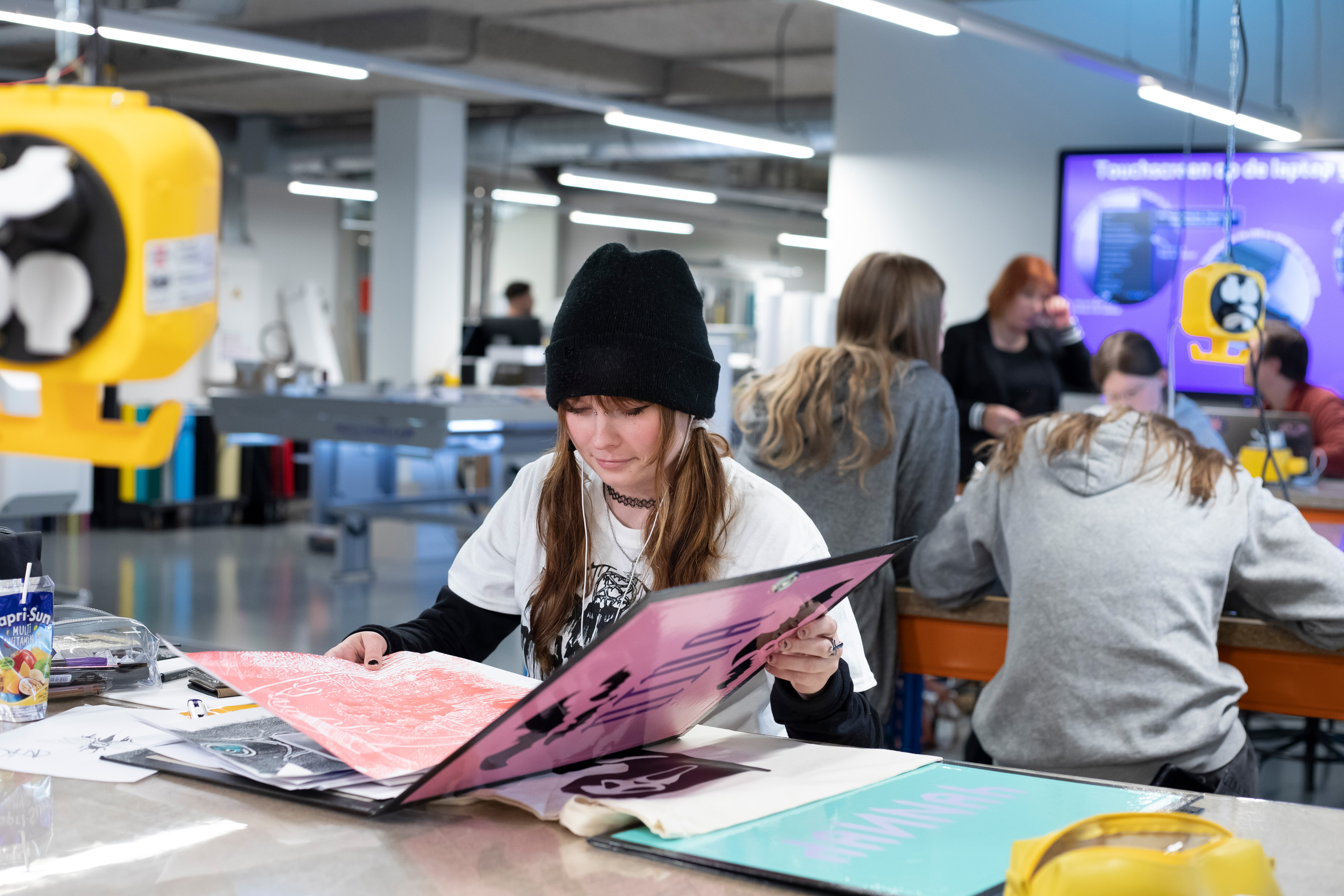 Student kijkt naar tekening