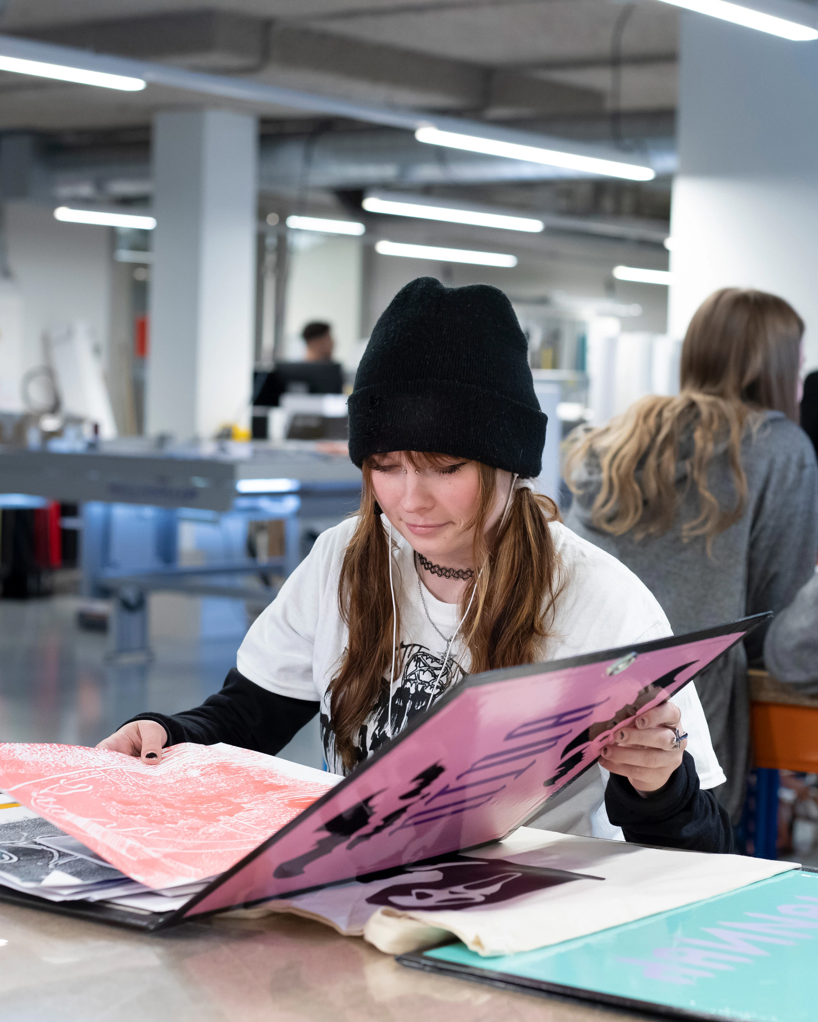 Student kijkt in een boek om iets te ontwerpen
