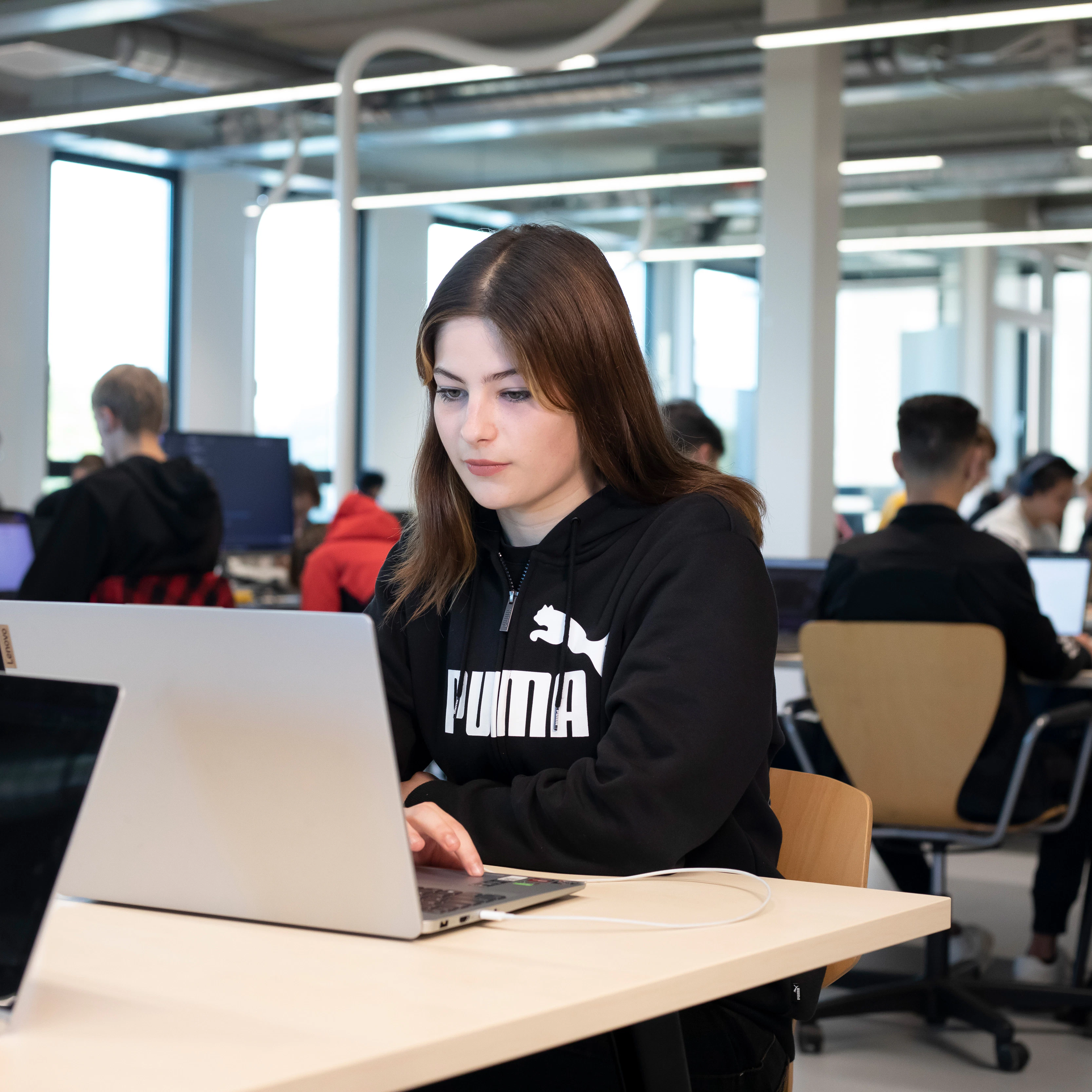 Student zit achter een laptop