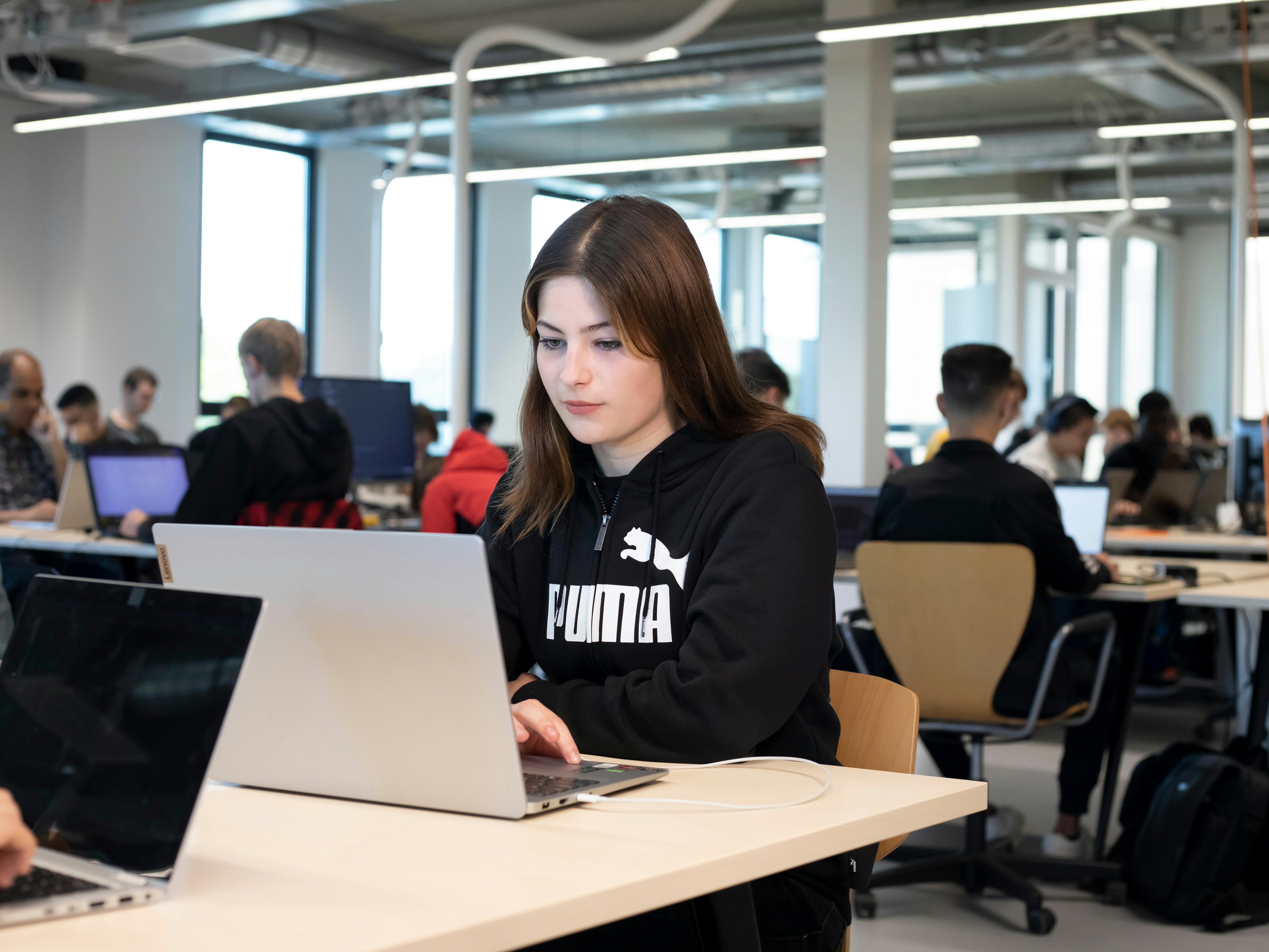 Student zit achter een laptop