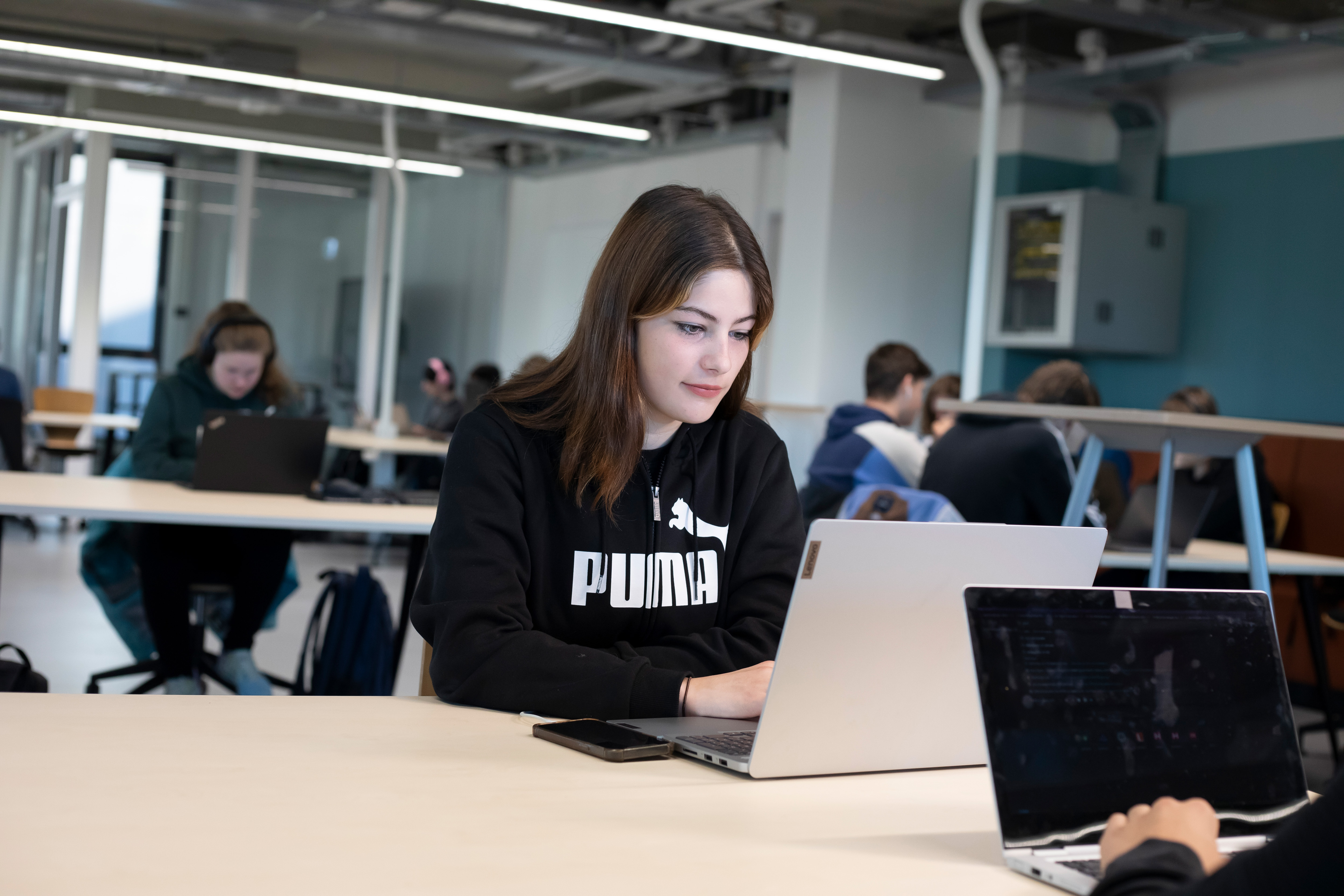 Student zit achter een laptop