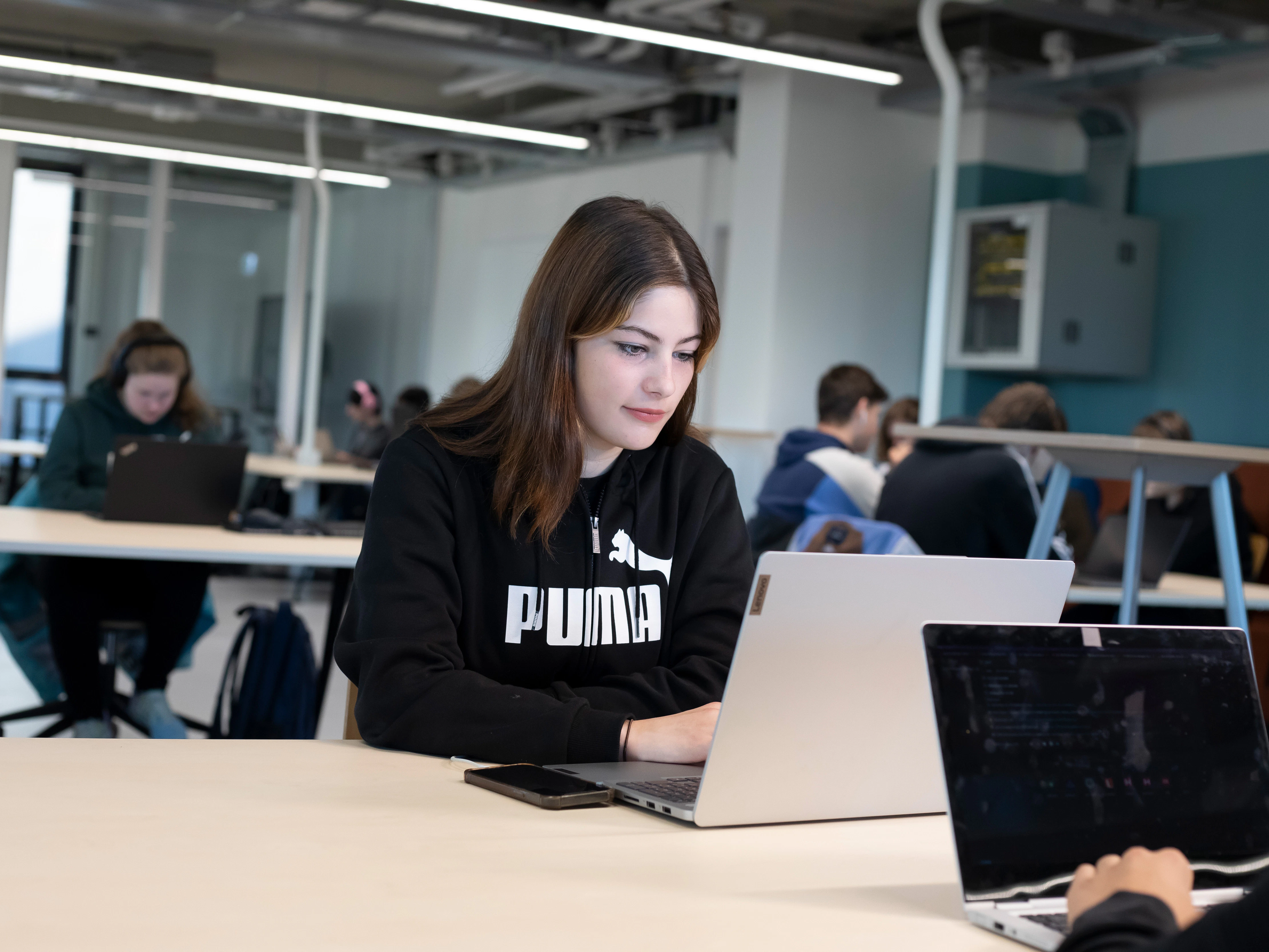 Student zit achter een laptop