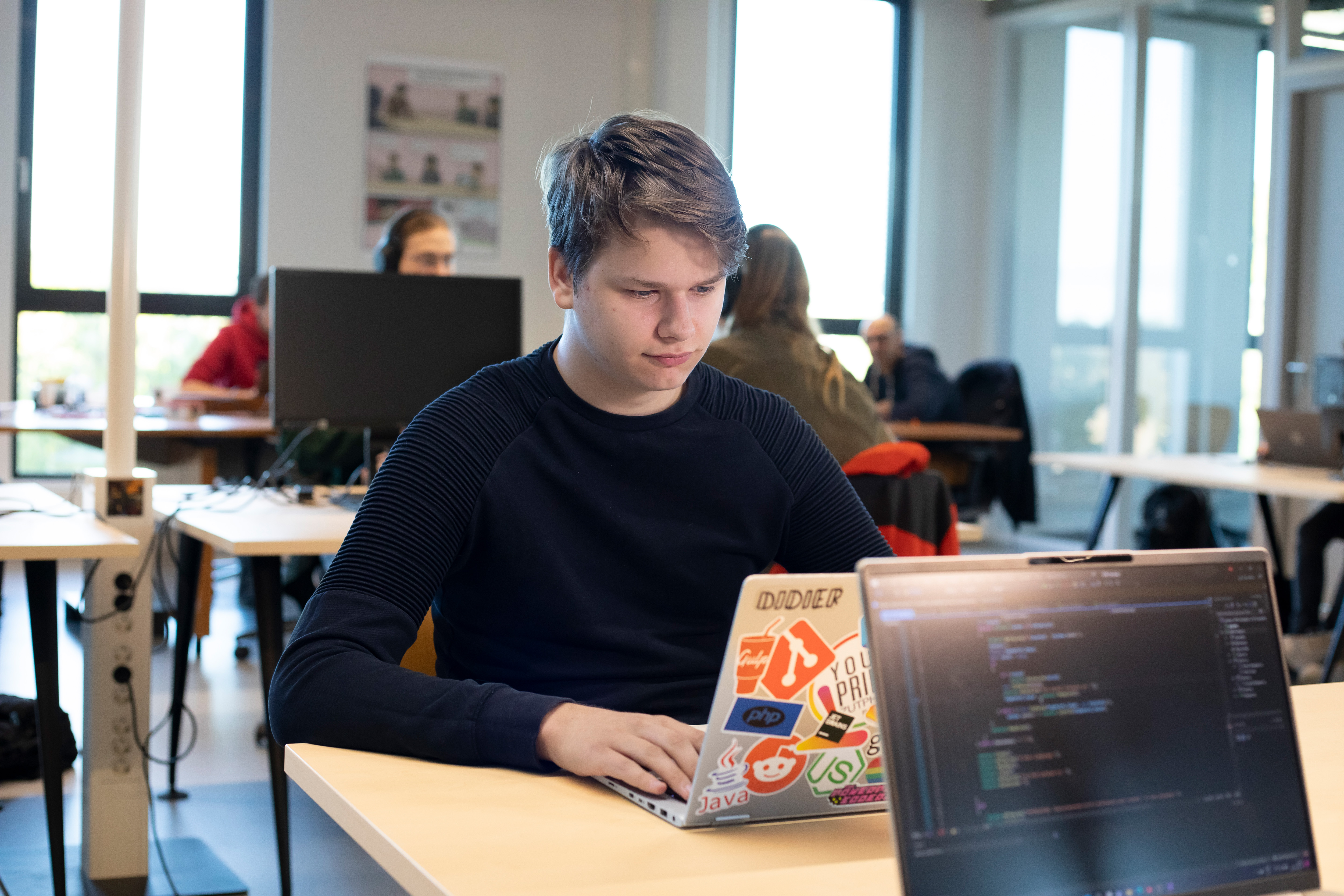 Student zit achter een laptop