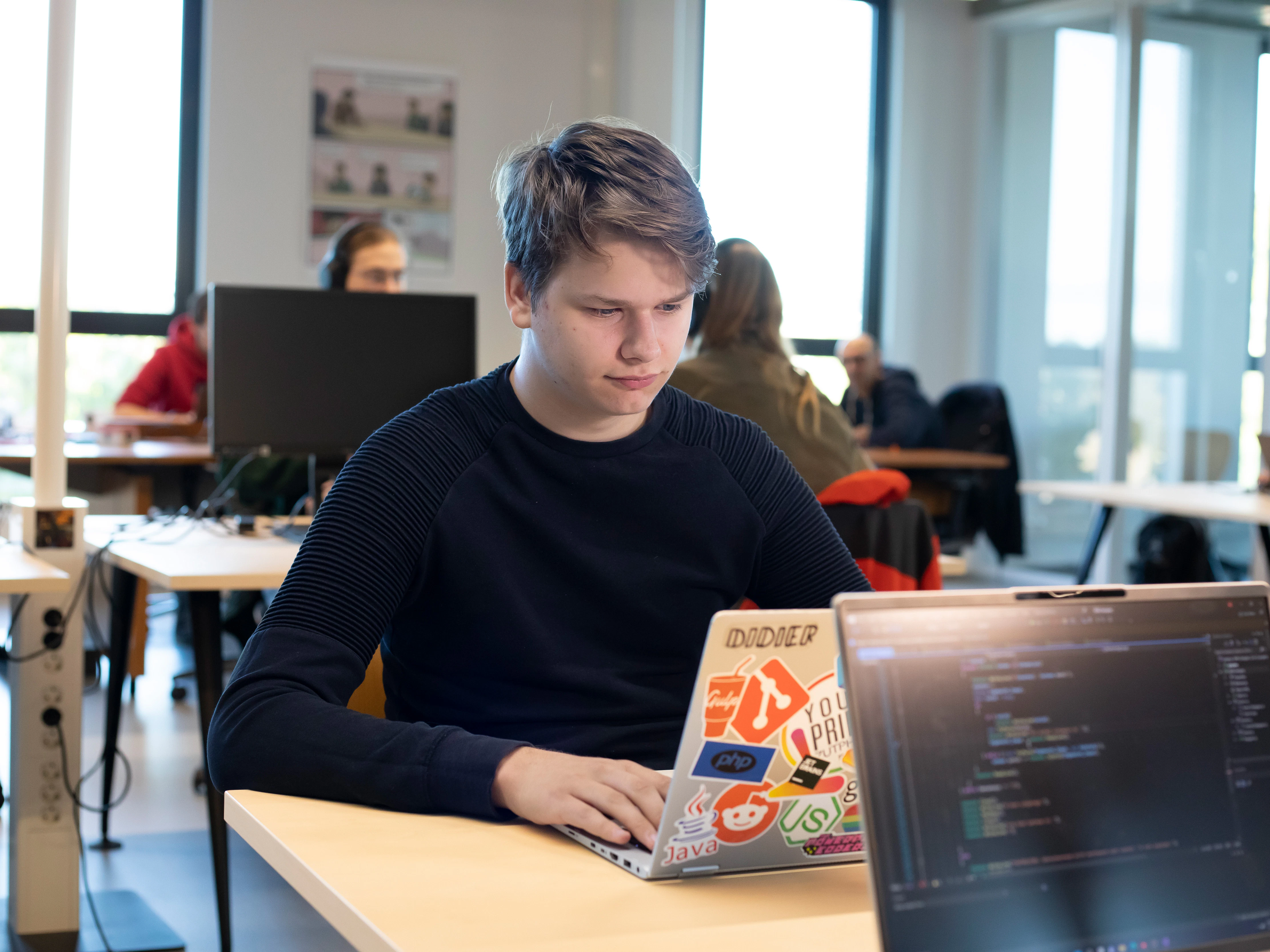 Student zit achter een laptop