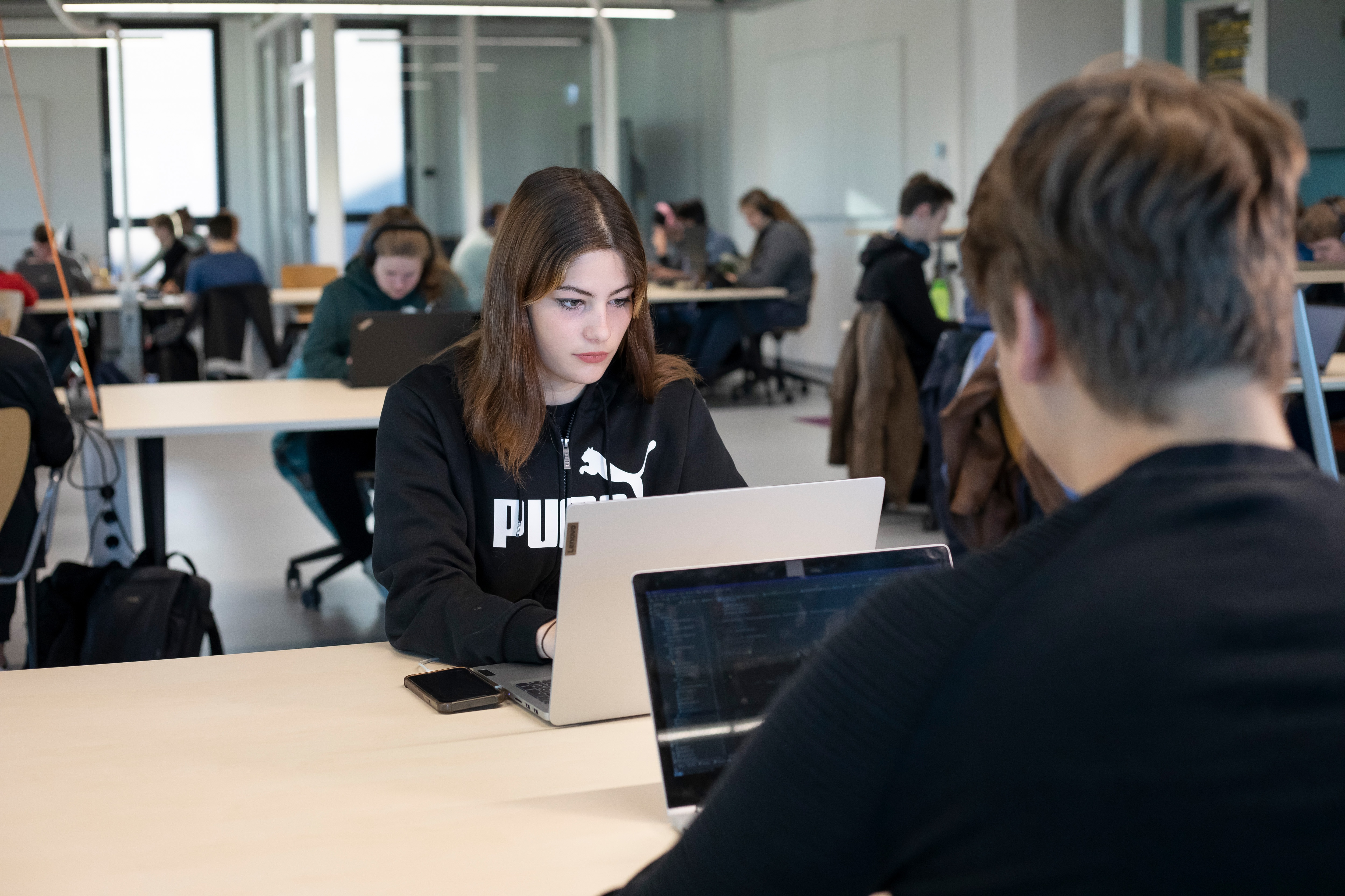 Student zit achter een laptop