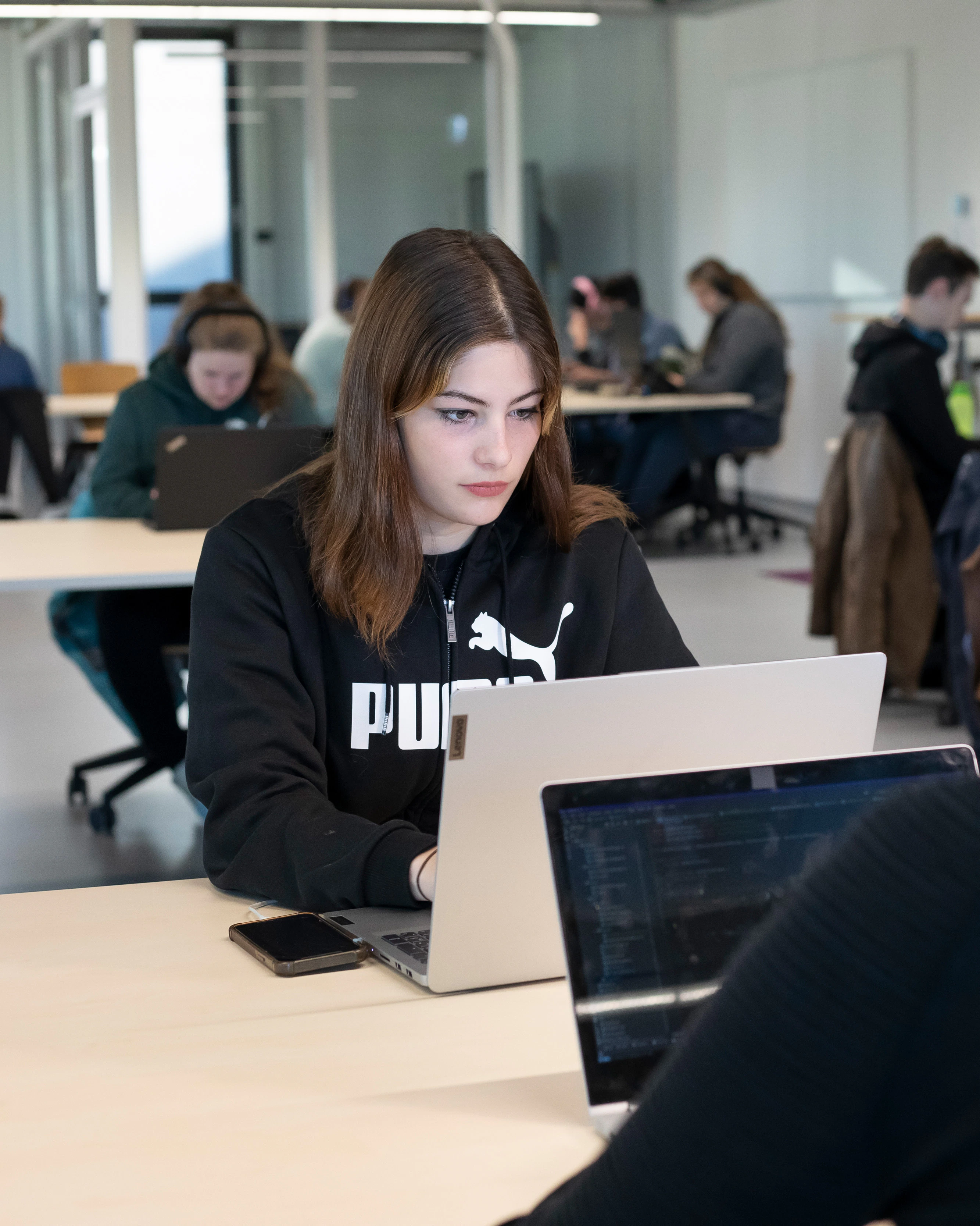 Student zit achter een laptop