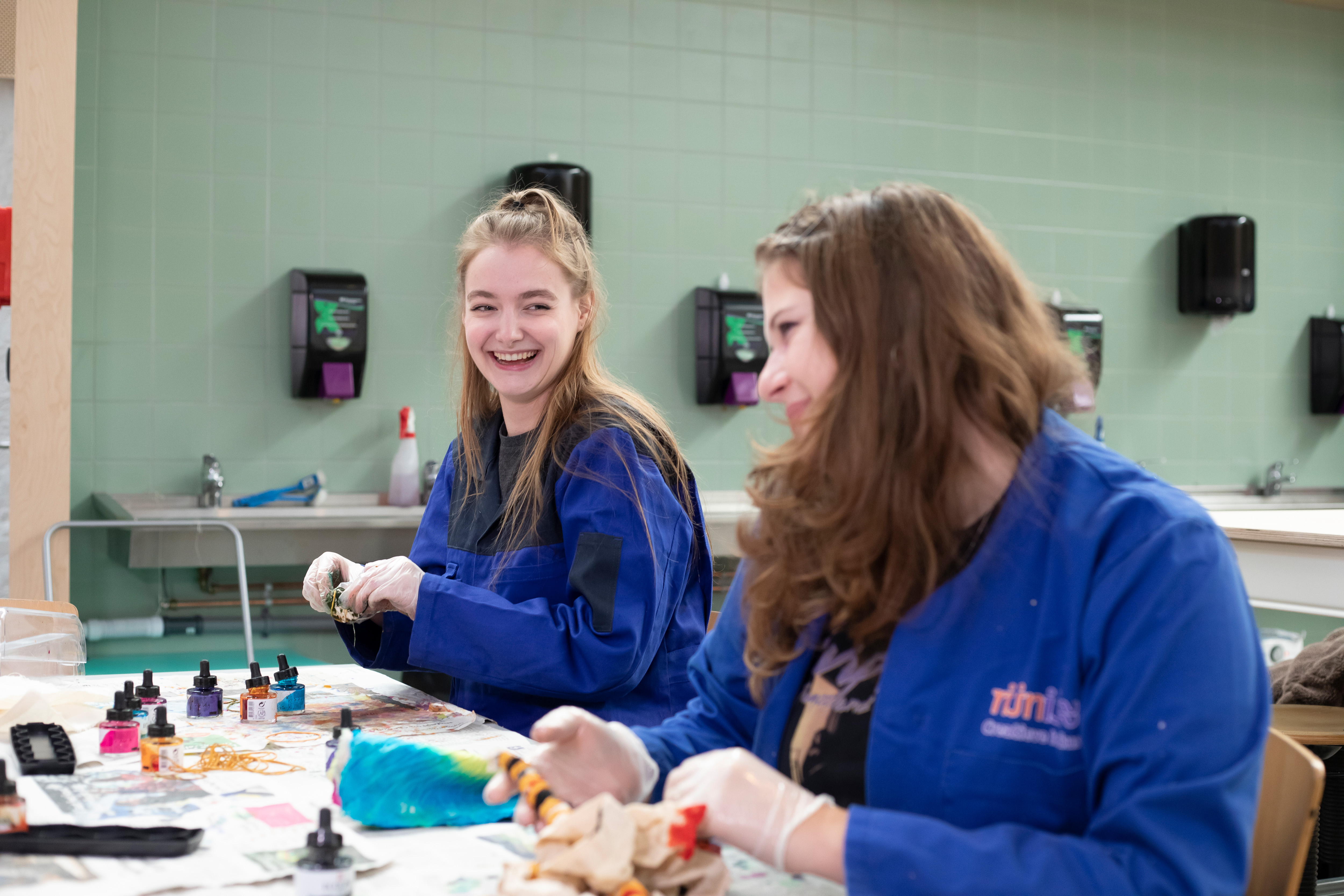 Studenten met blauw schort