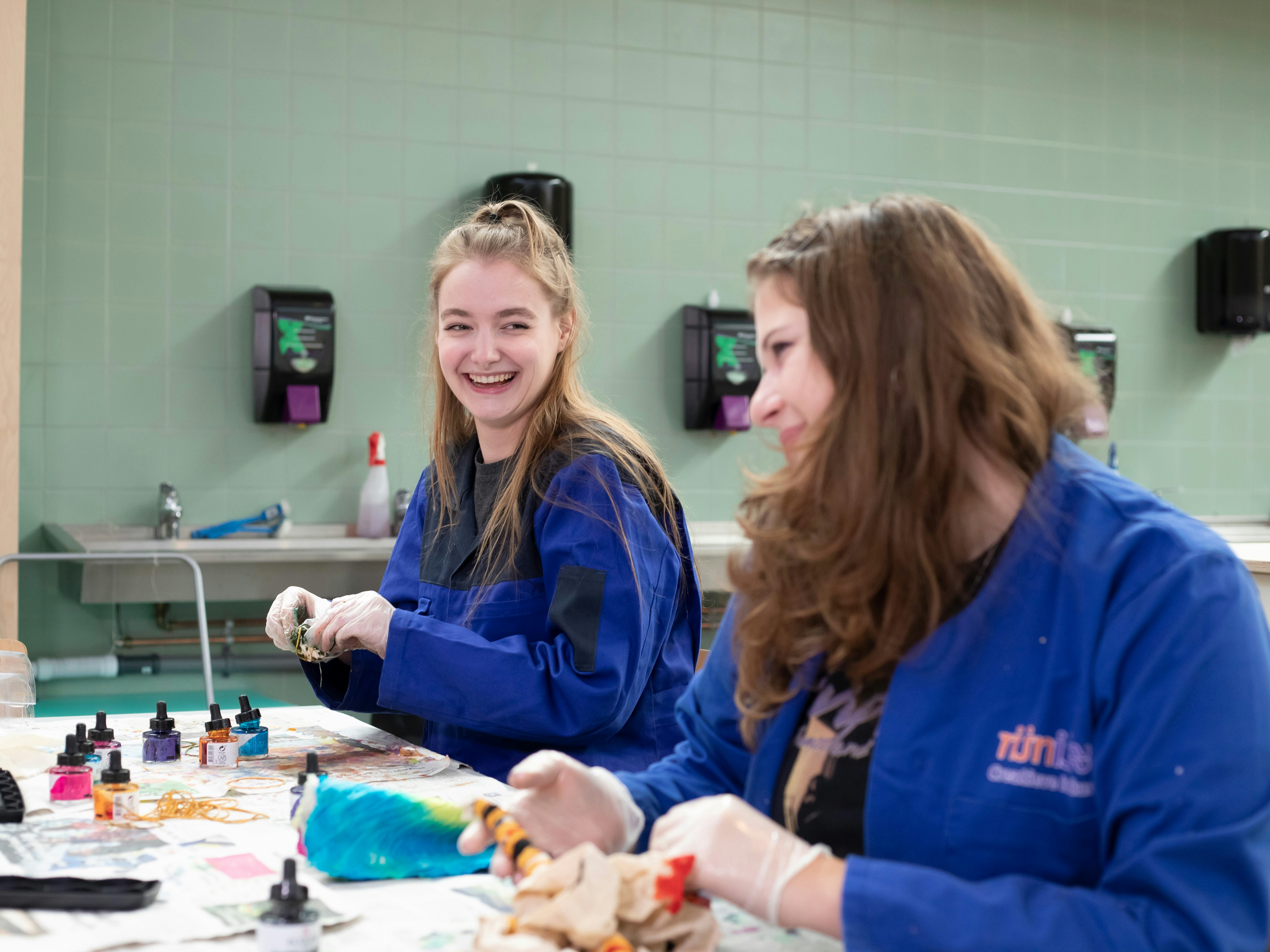Studenten met blauw schort