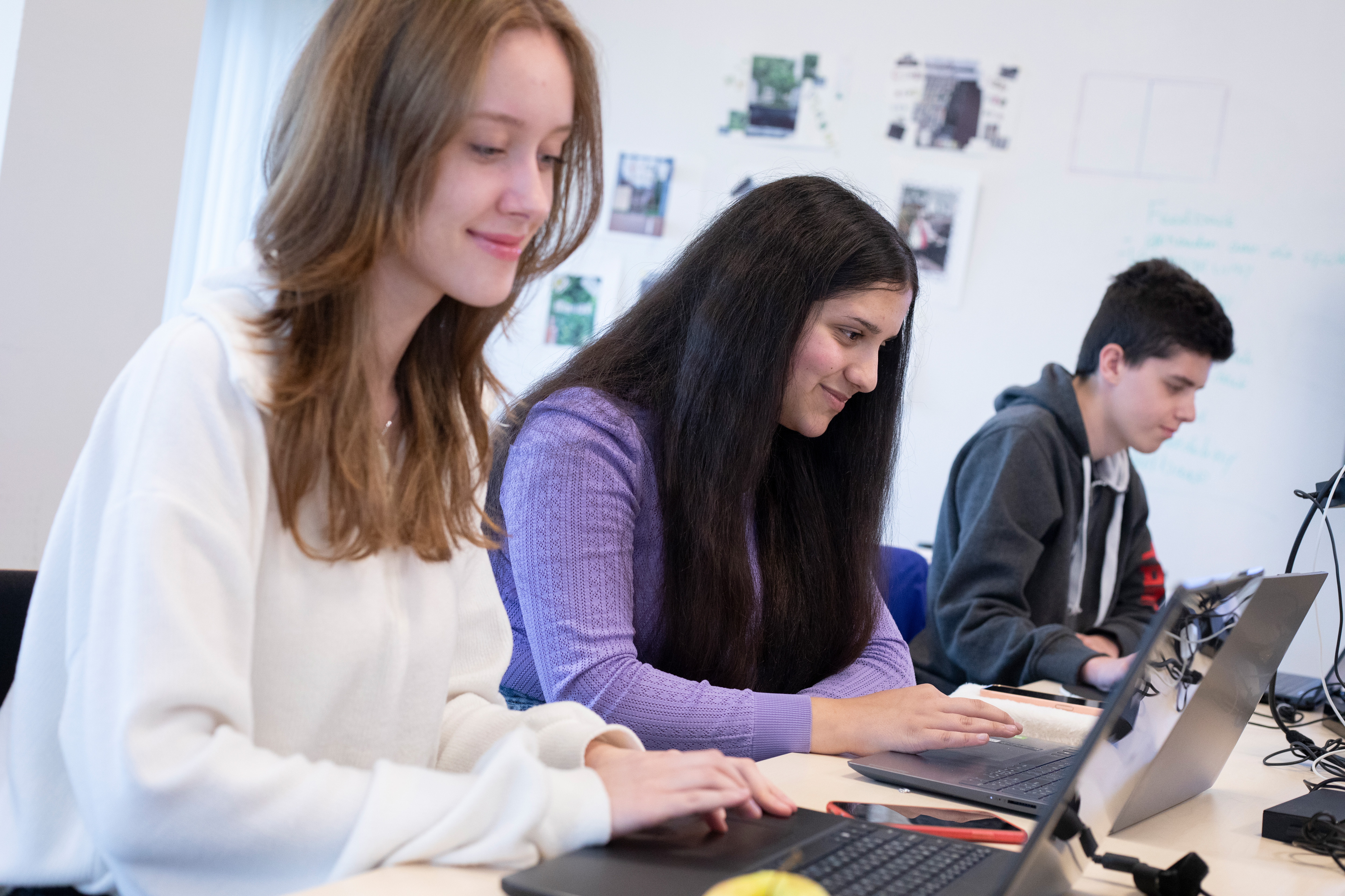 3 studenten zijn aan het werk