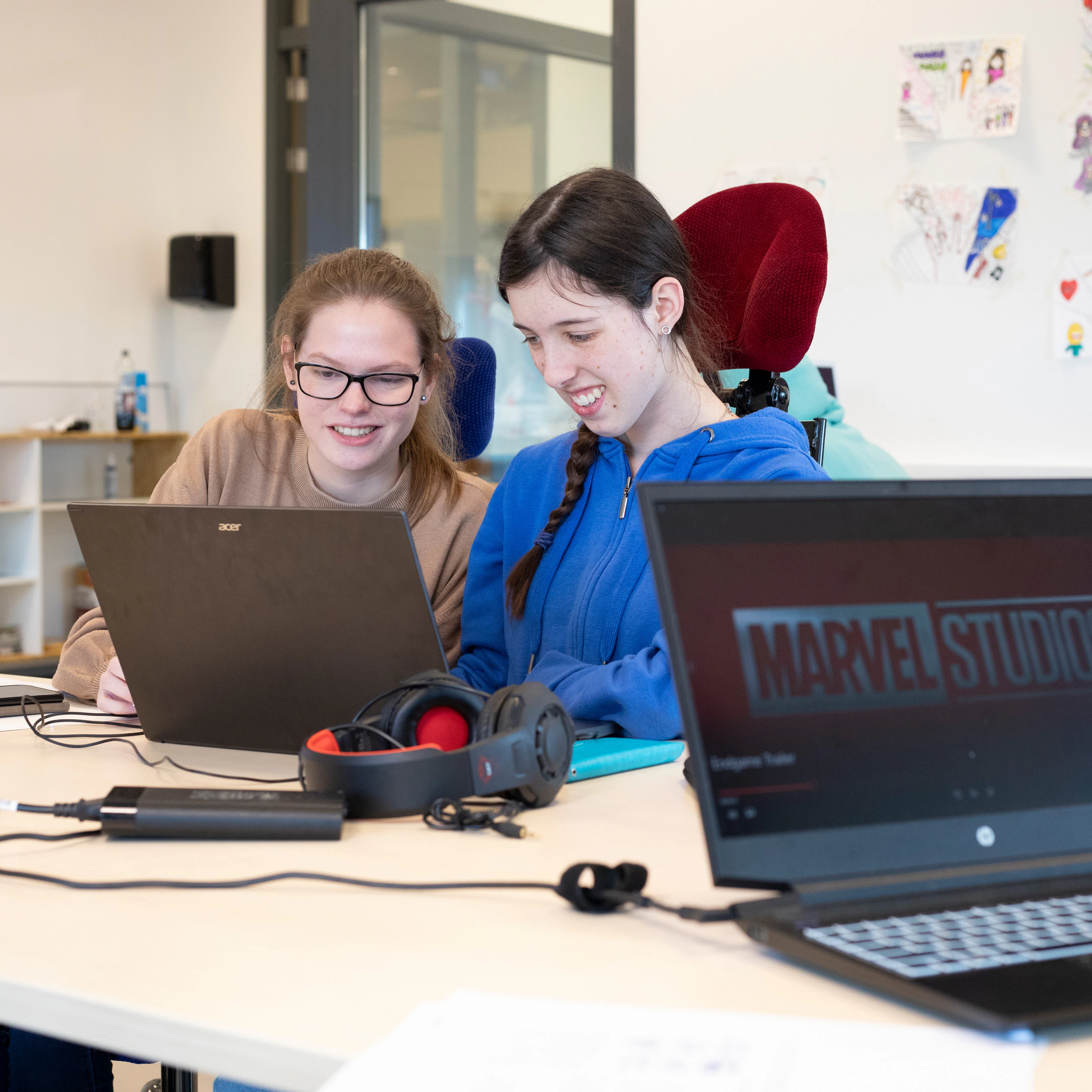 Studenten zitten achter een laptop