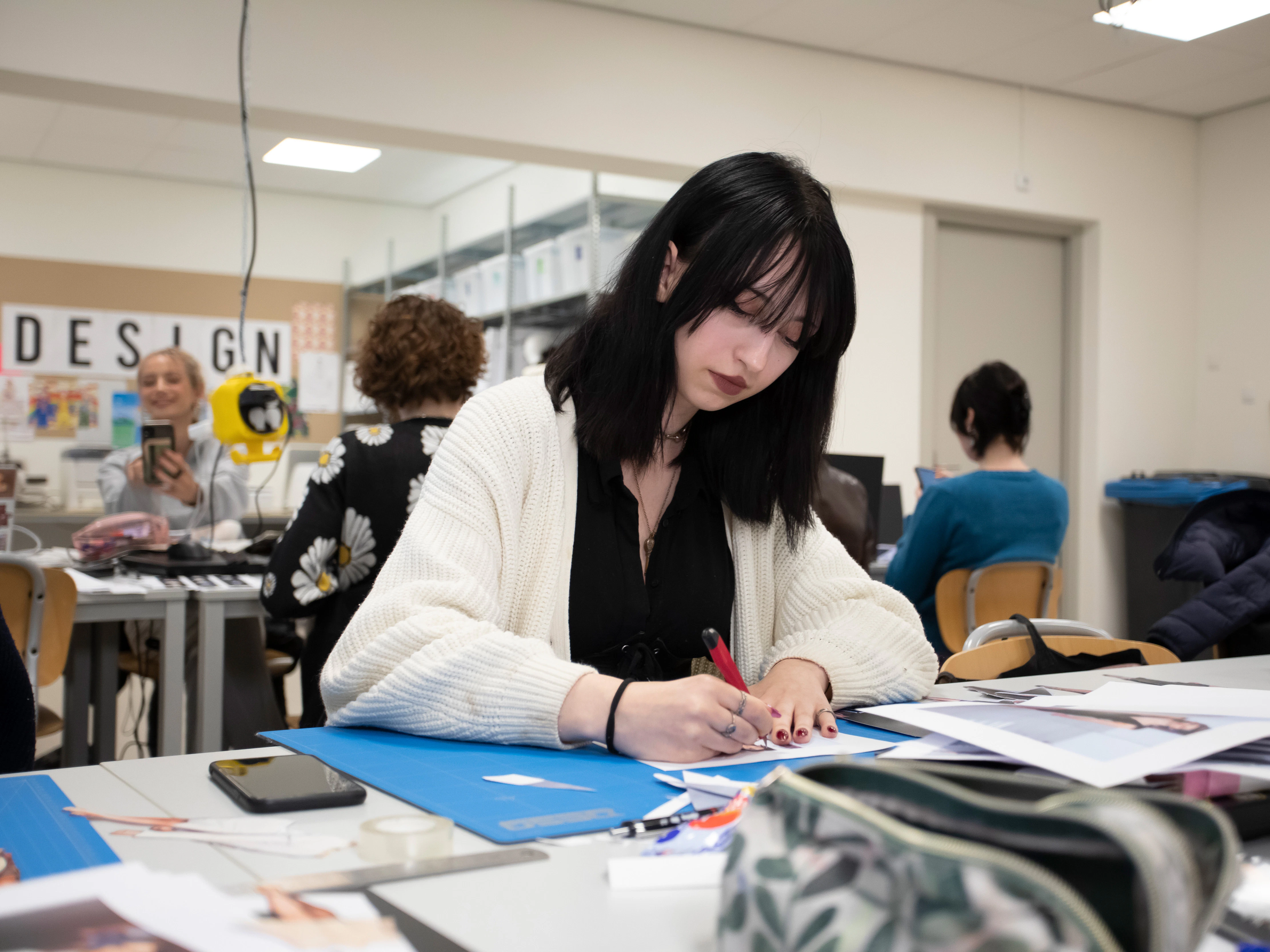 Student is bezig met iets tekenen
