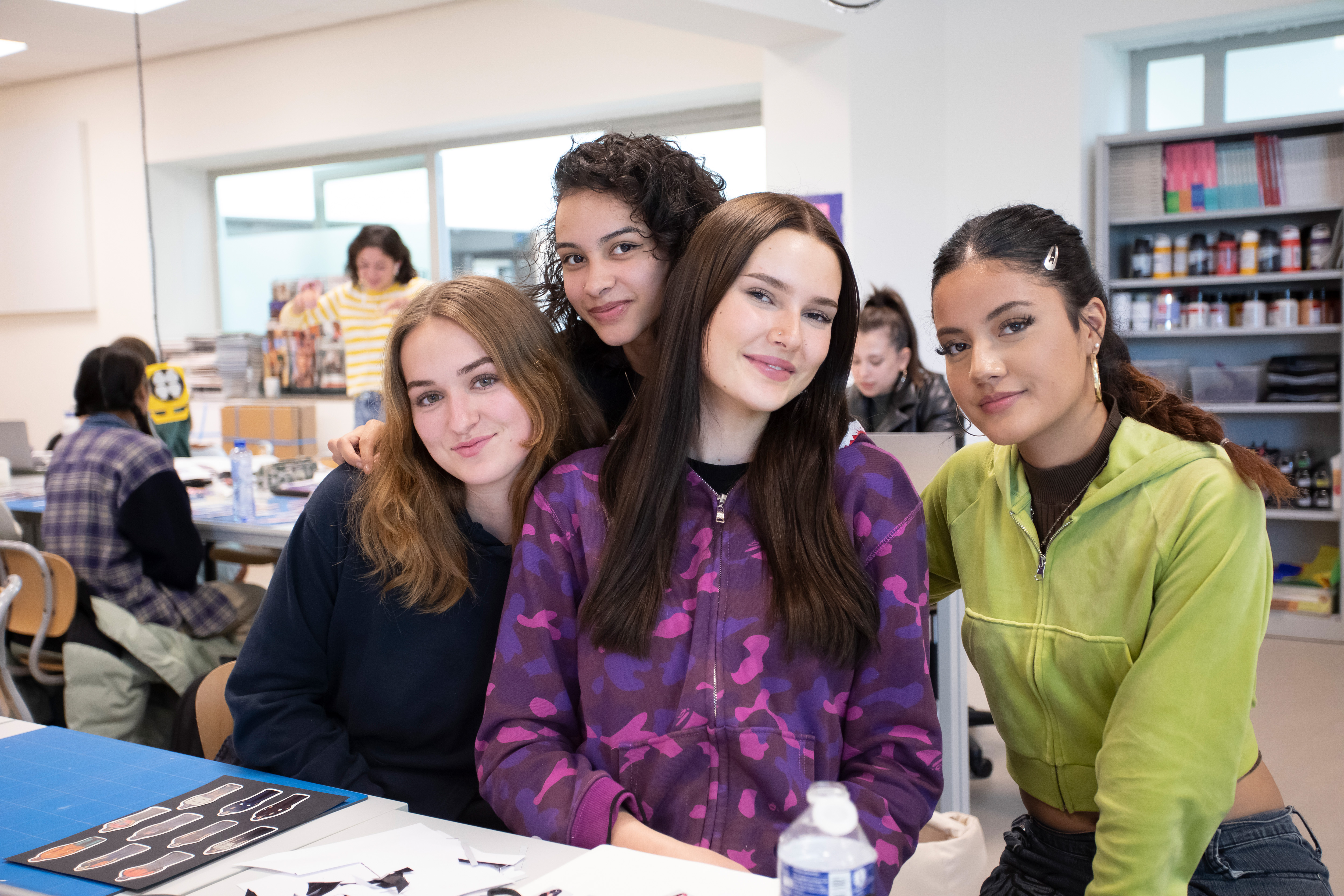 4 studenten kijken in de camera en poseren voor de foto