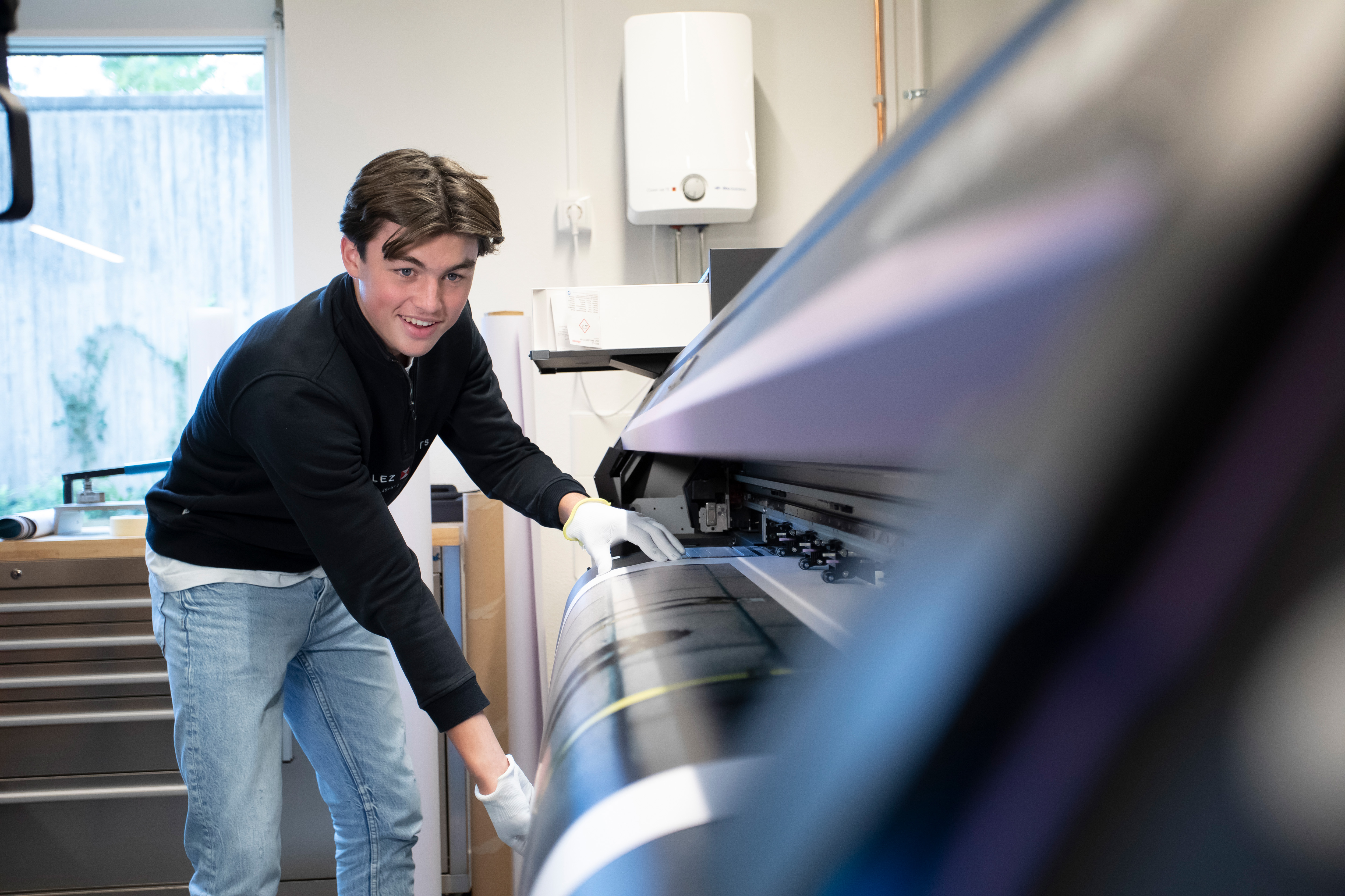 Student is bezig met een drukmachine