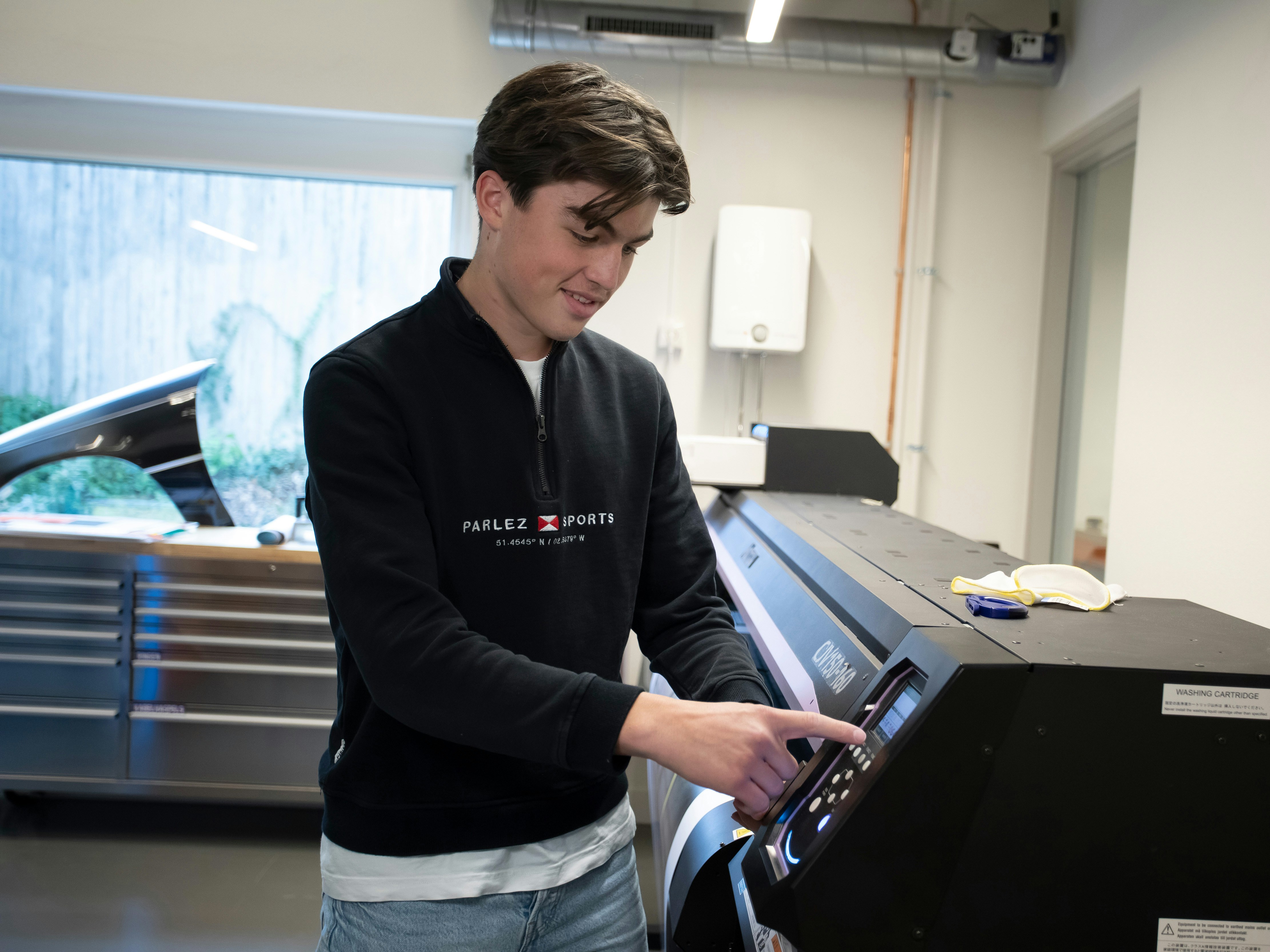 Student is bezig met een drukmachine