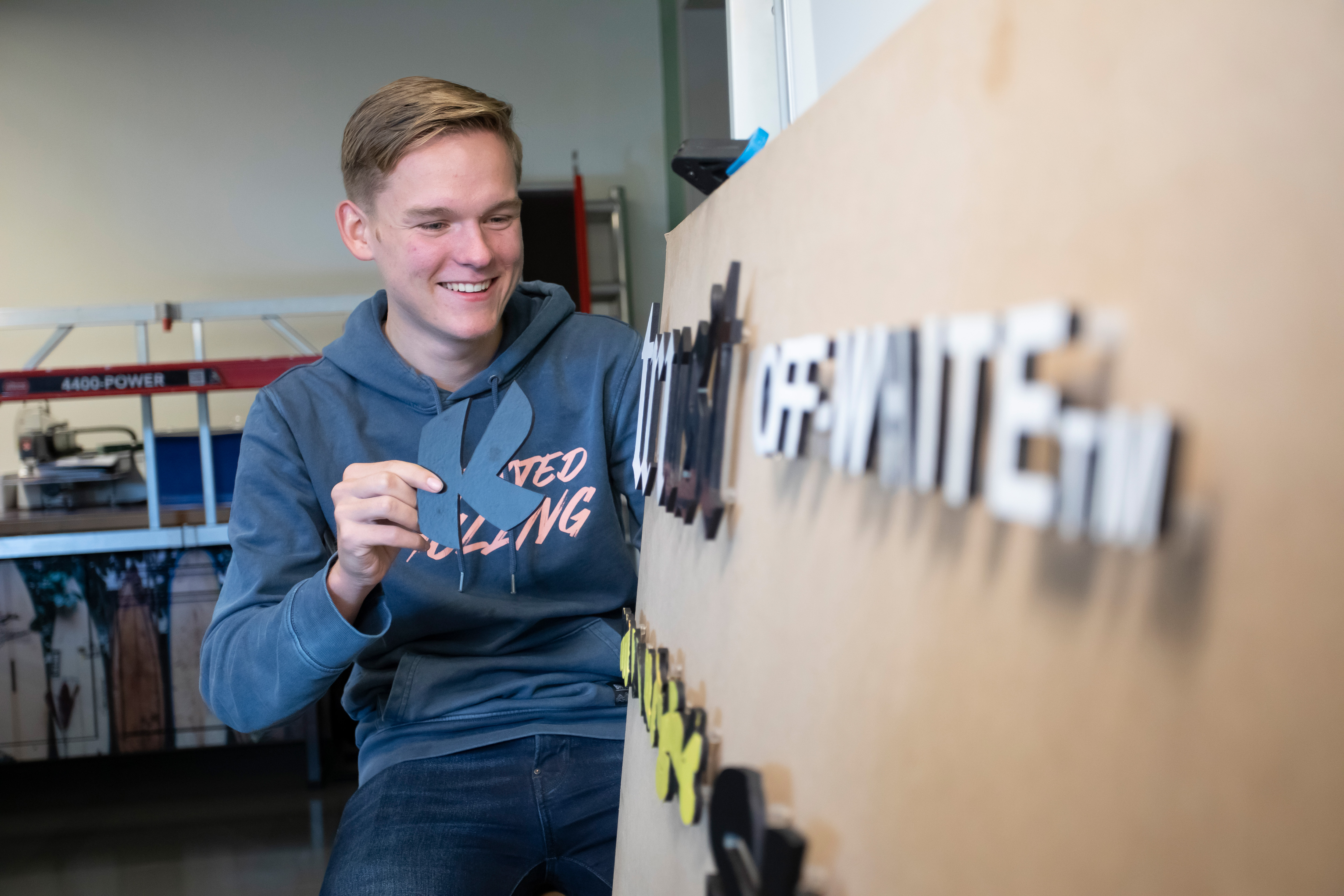 Student maakt een logo