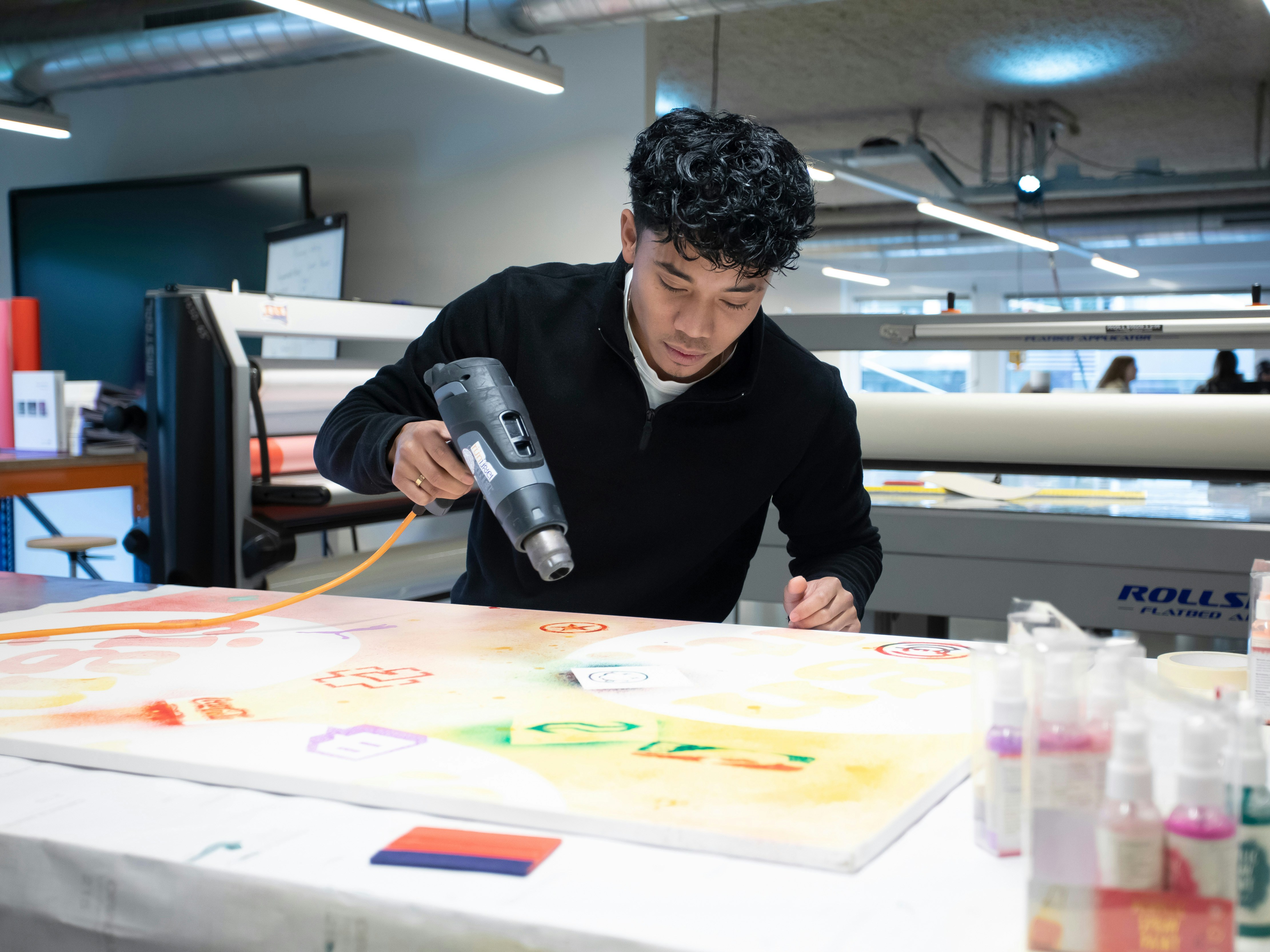 Student is een logo aan het maken