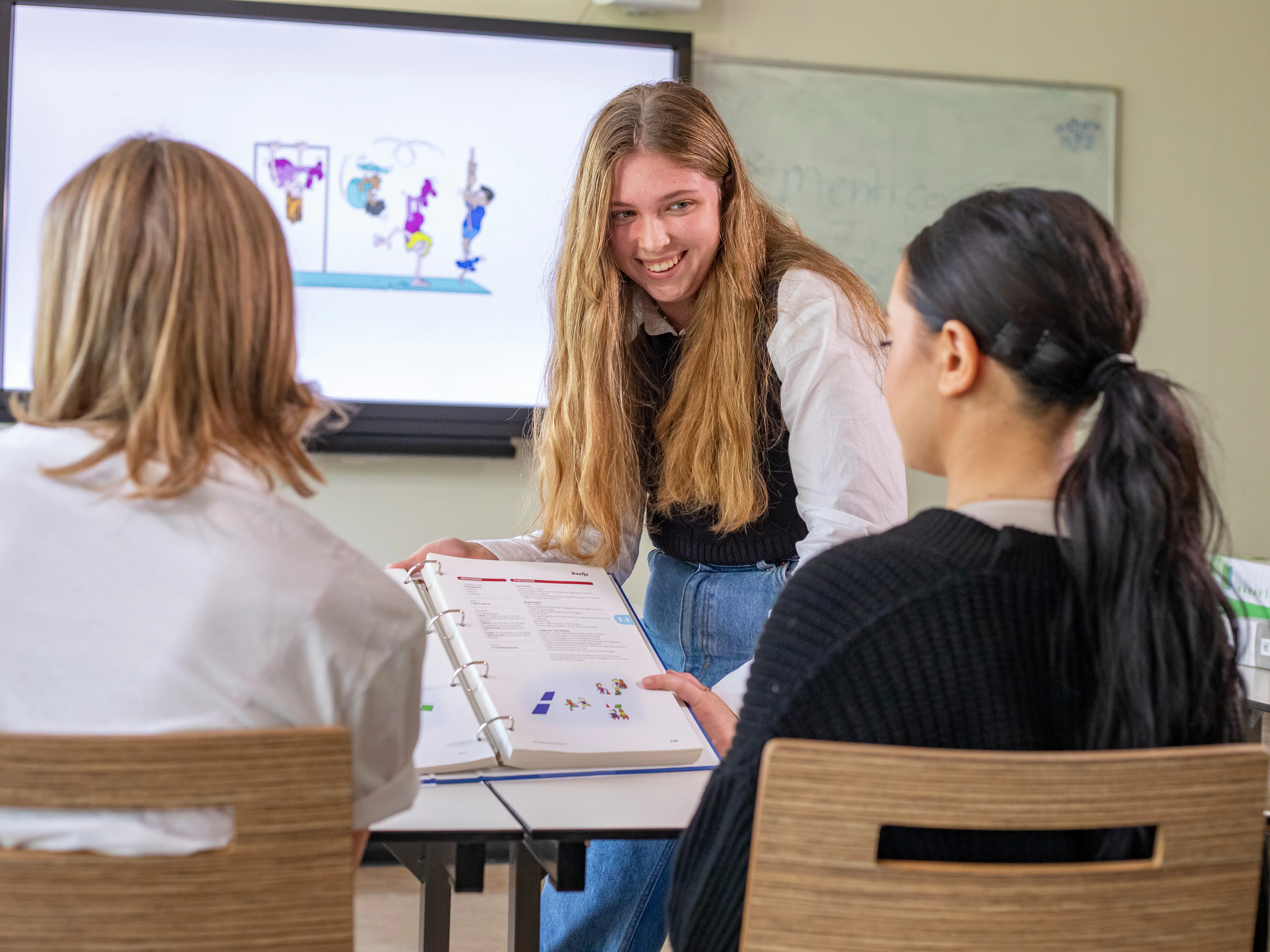 Student legt iets uit aan 2 studenten