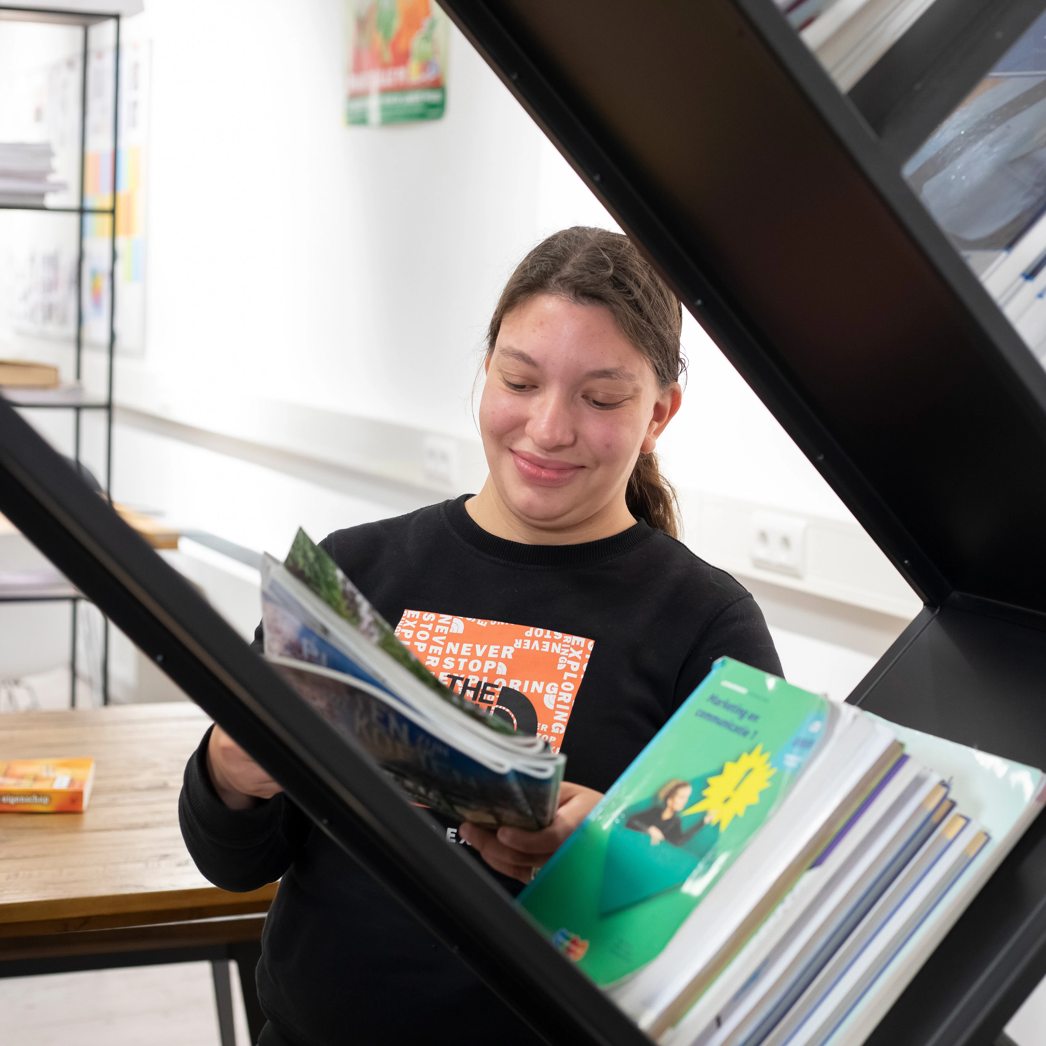 Student bij boekenkast