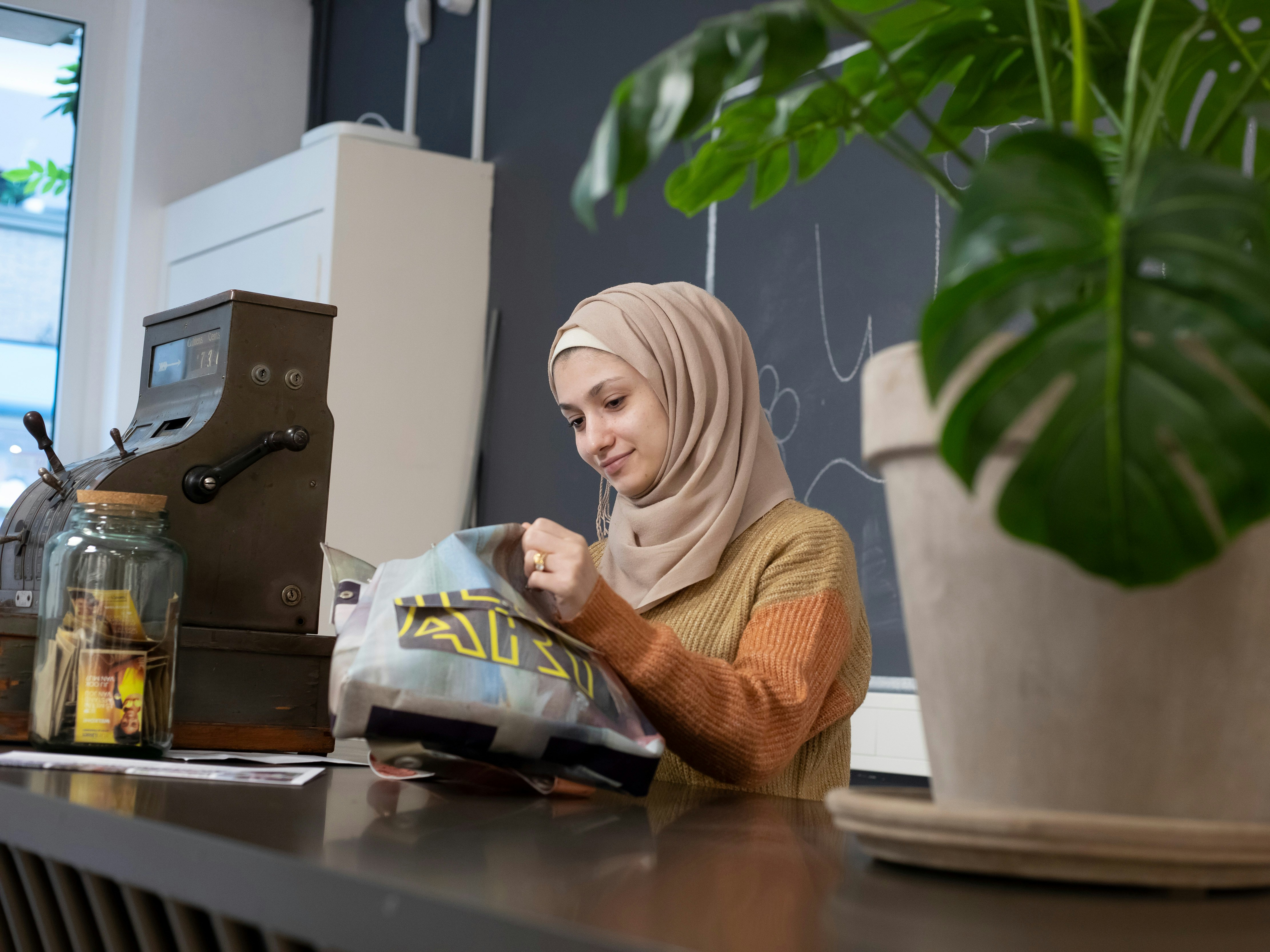 Student staat achter balie