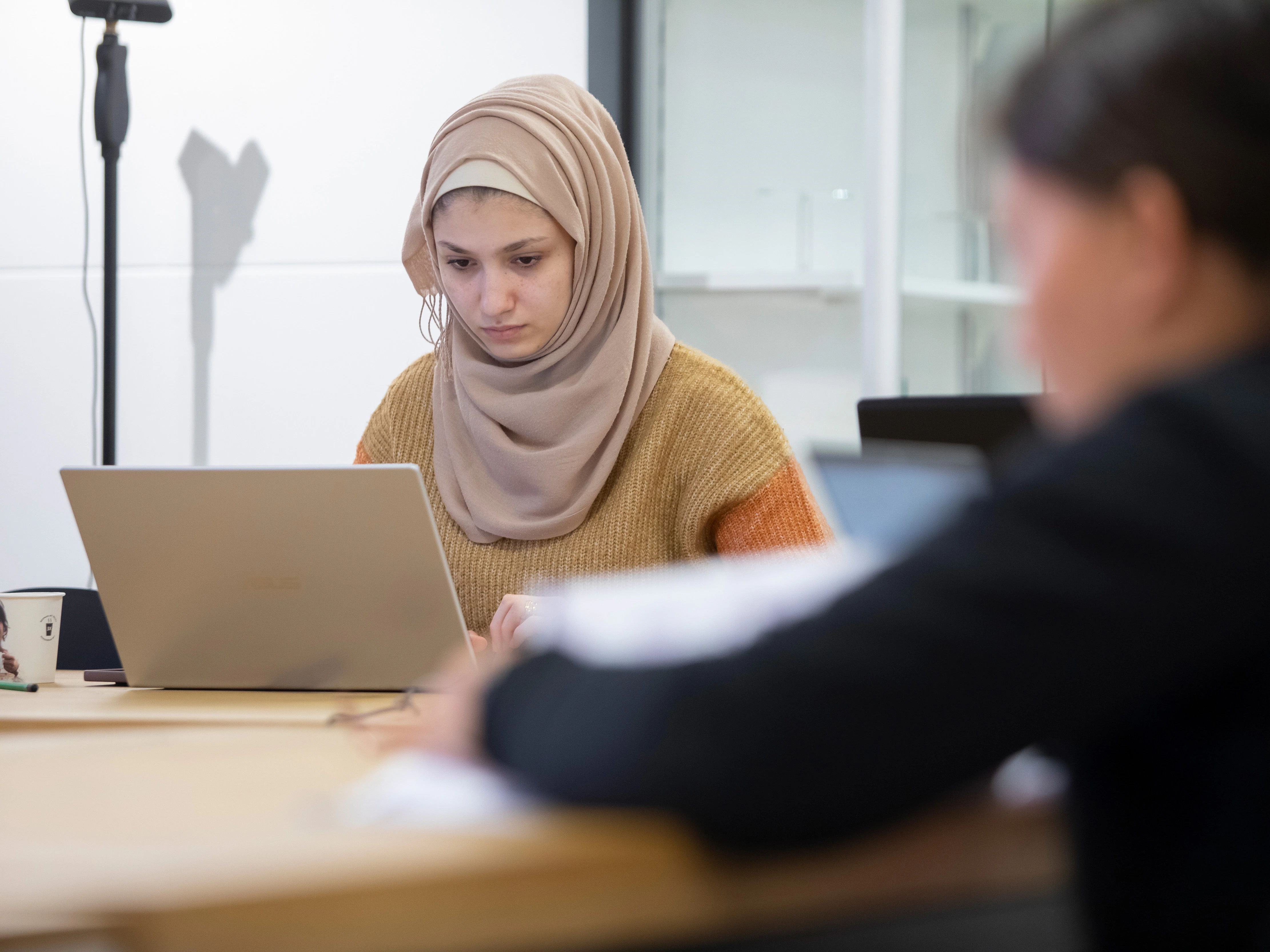 2 studenten werken achter laptop