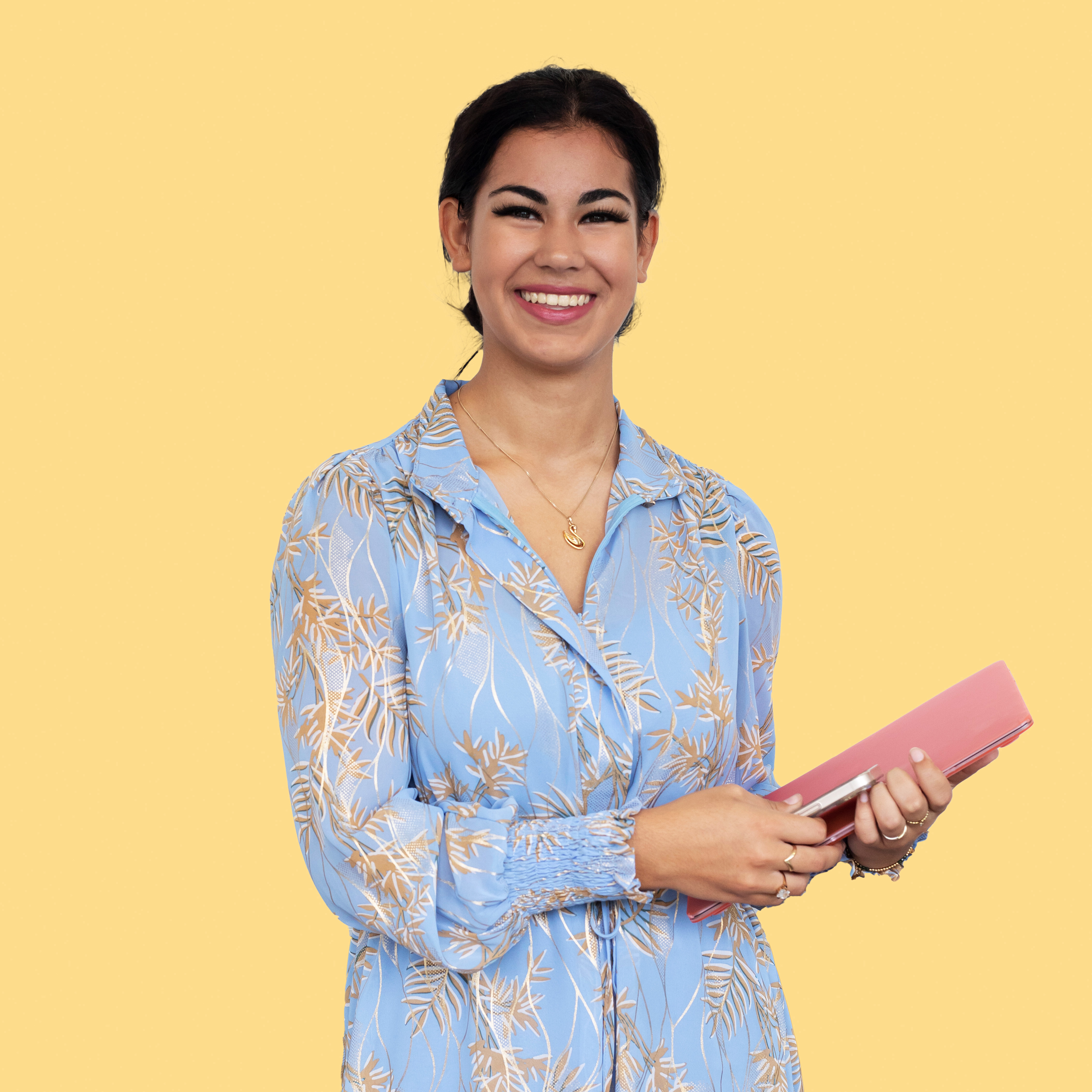 Jongen houdt een laptop vast