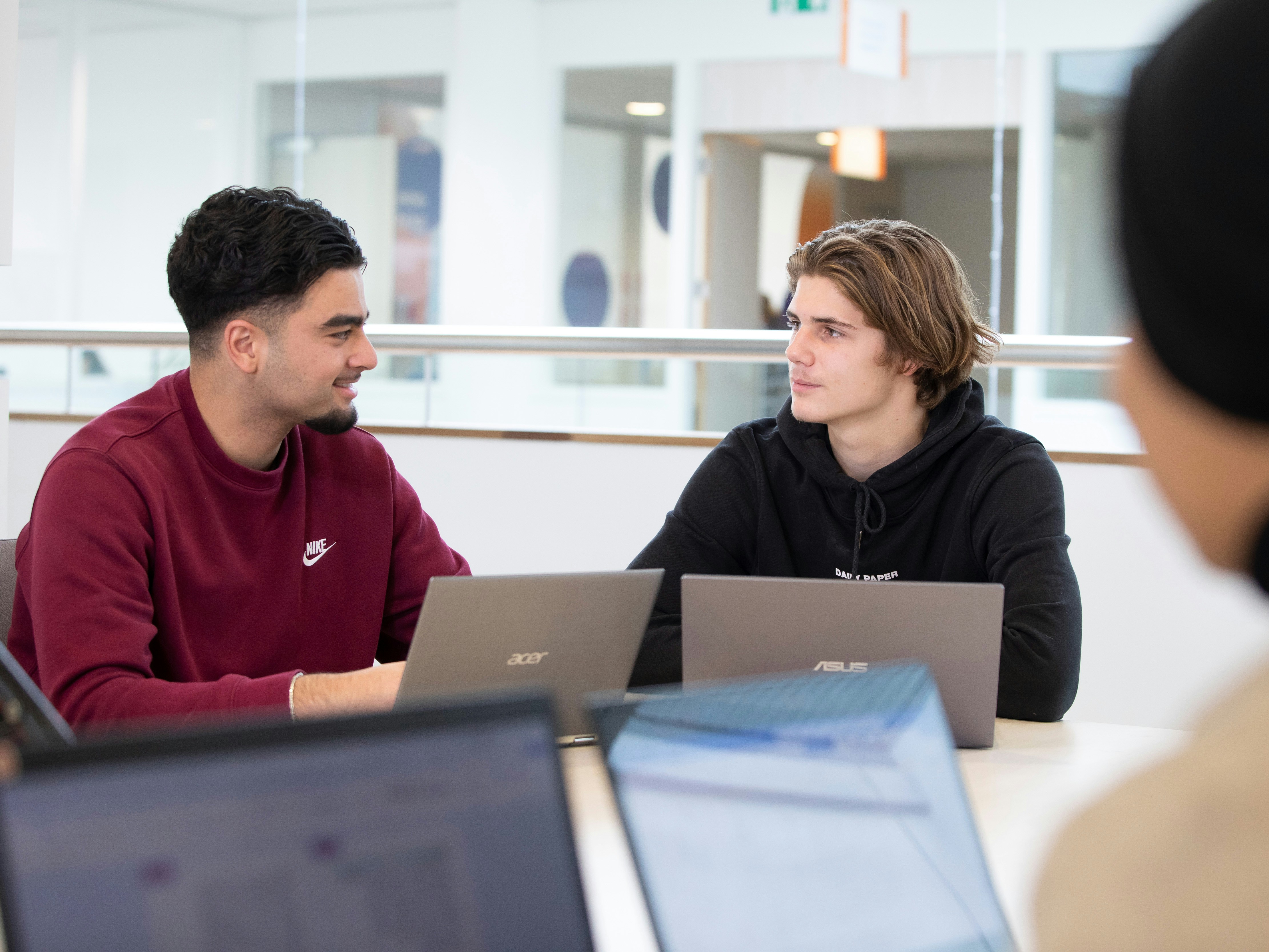 Twee jongens achter een laptop