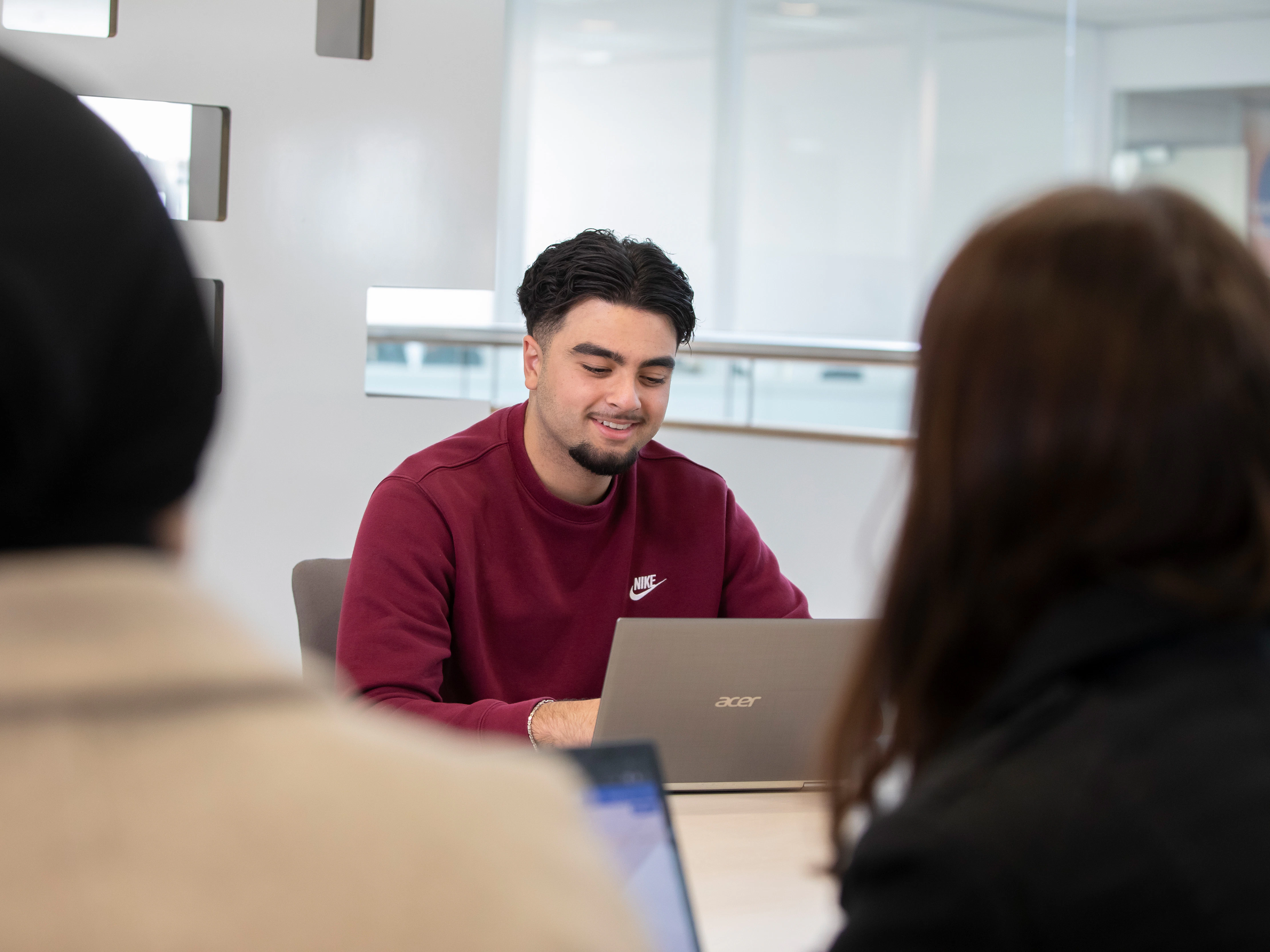 Student zit achter een laptop
