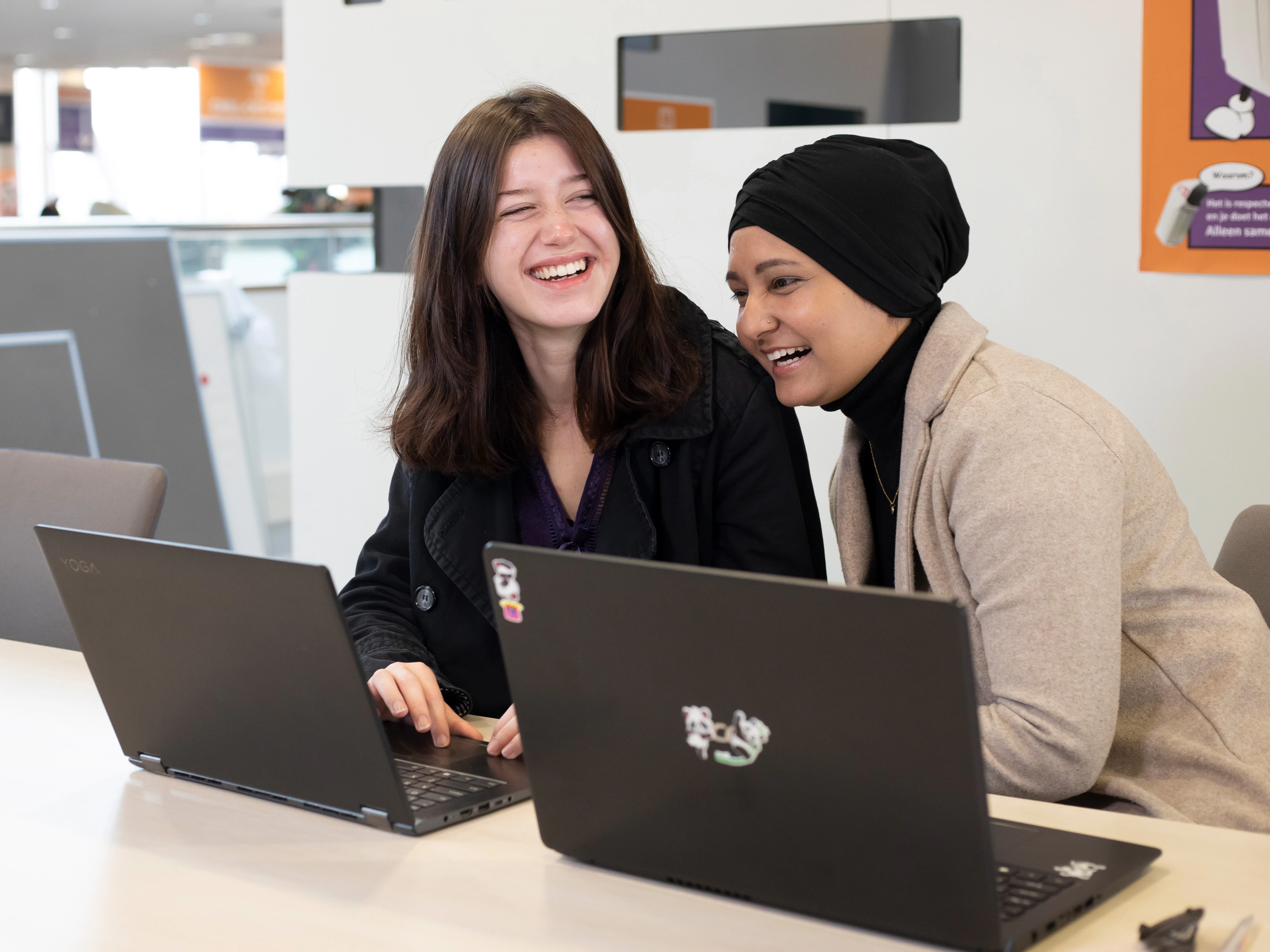 Twee studenten achter een laptop