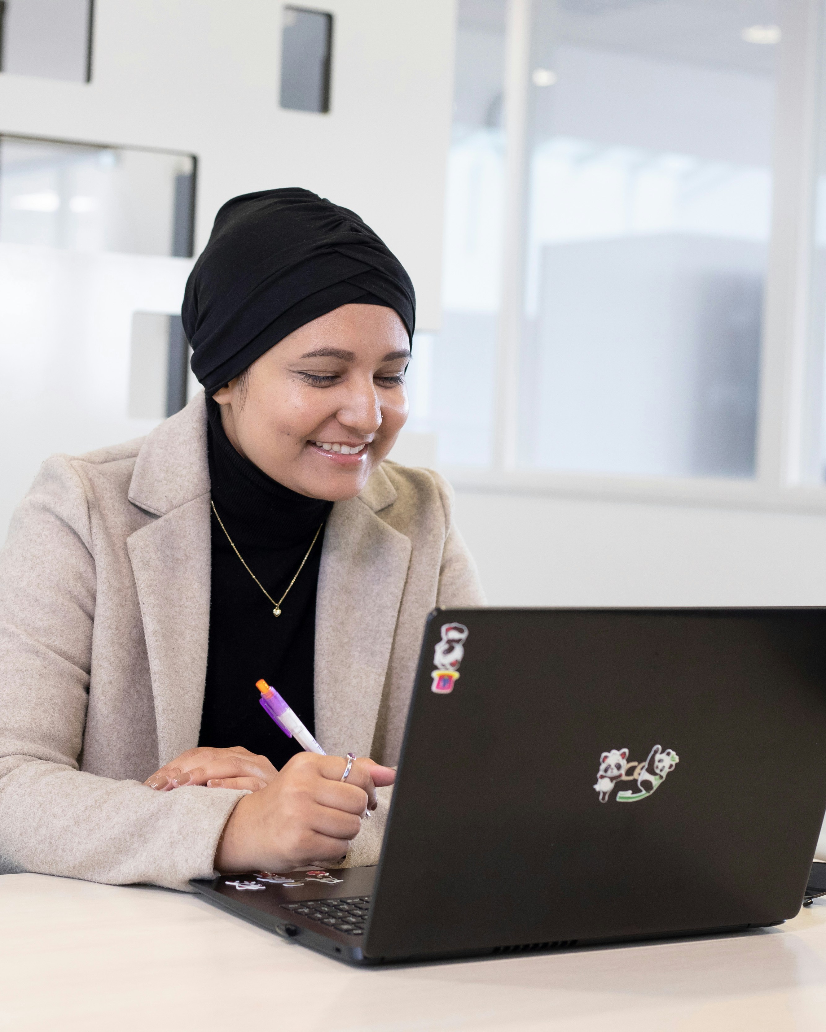 Een meisje aan het werk achter een laptop