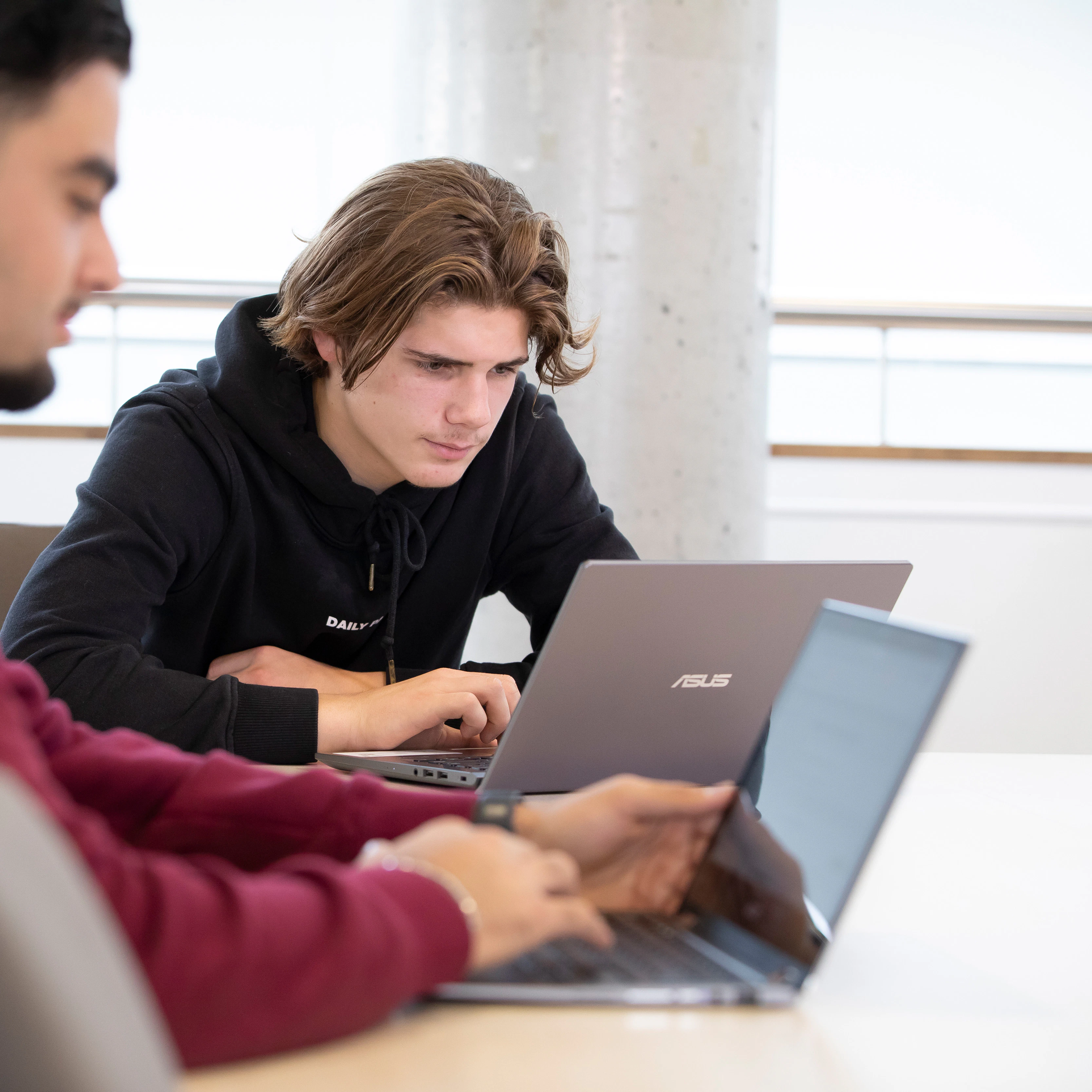 Twee jongens aan het werk achter een laptop