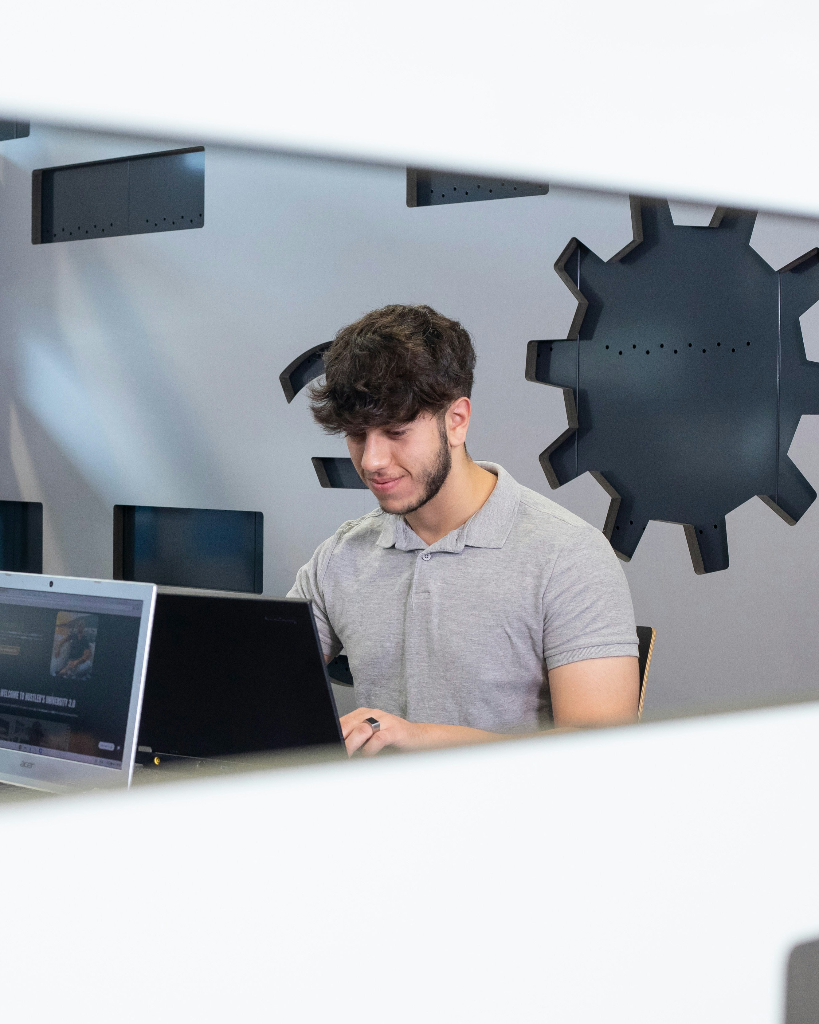 Een jongen werkend achter een laptop