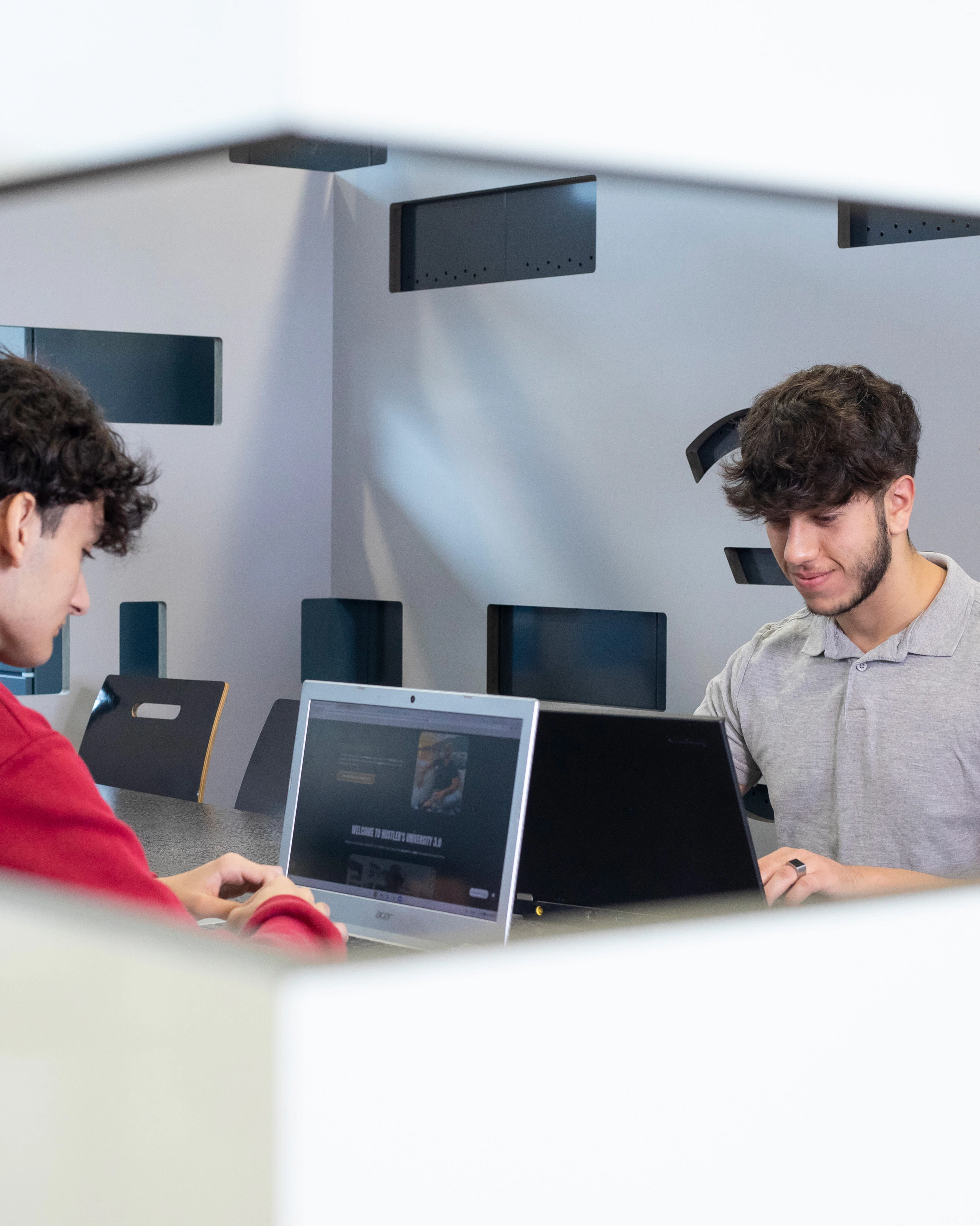 Twee jongens werkend achter een laptop