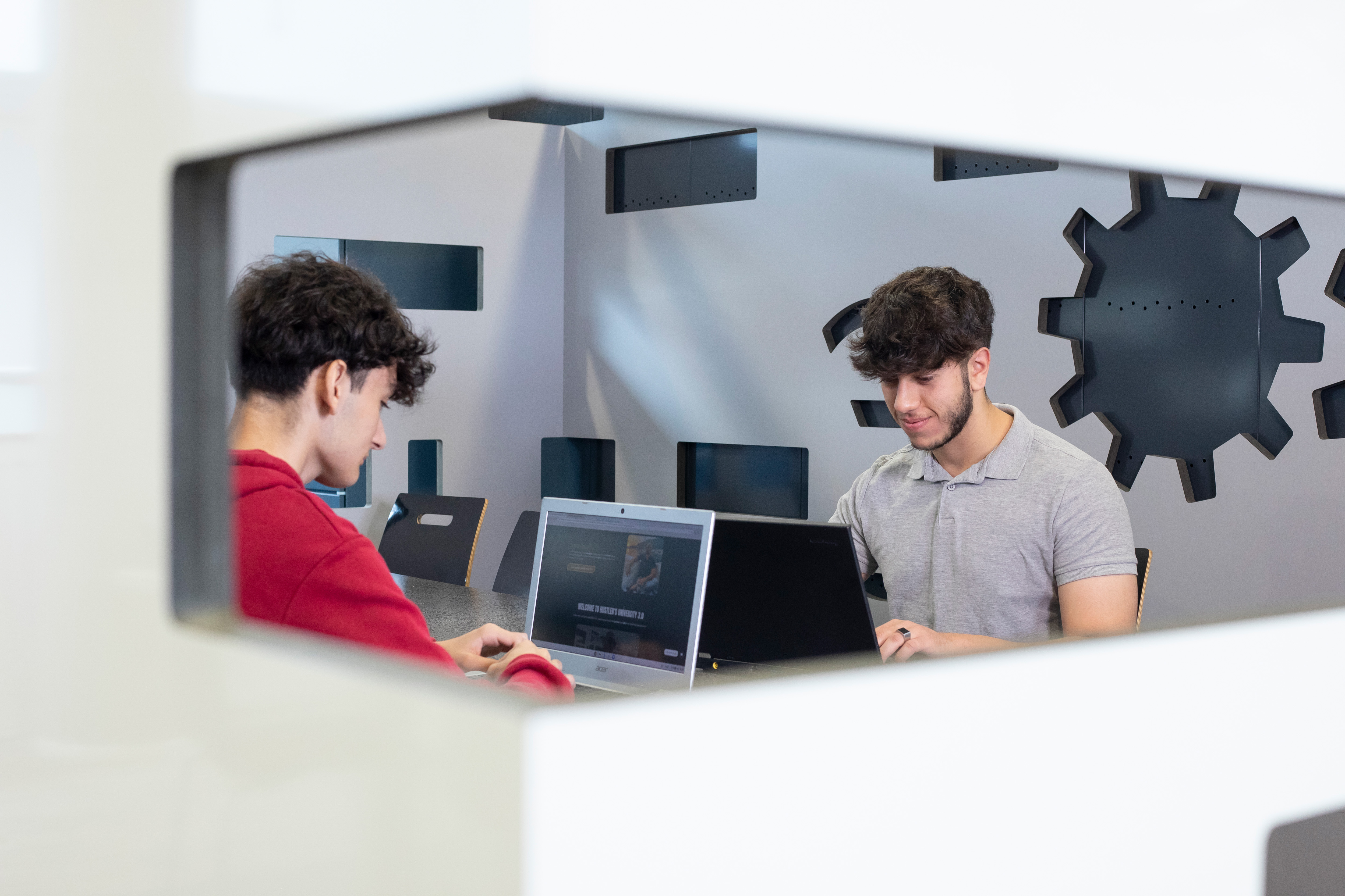 Twee jongens achter een laptop