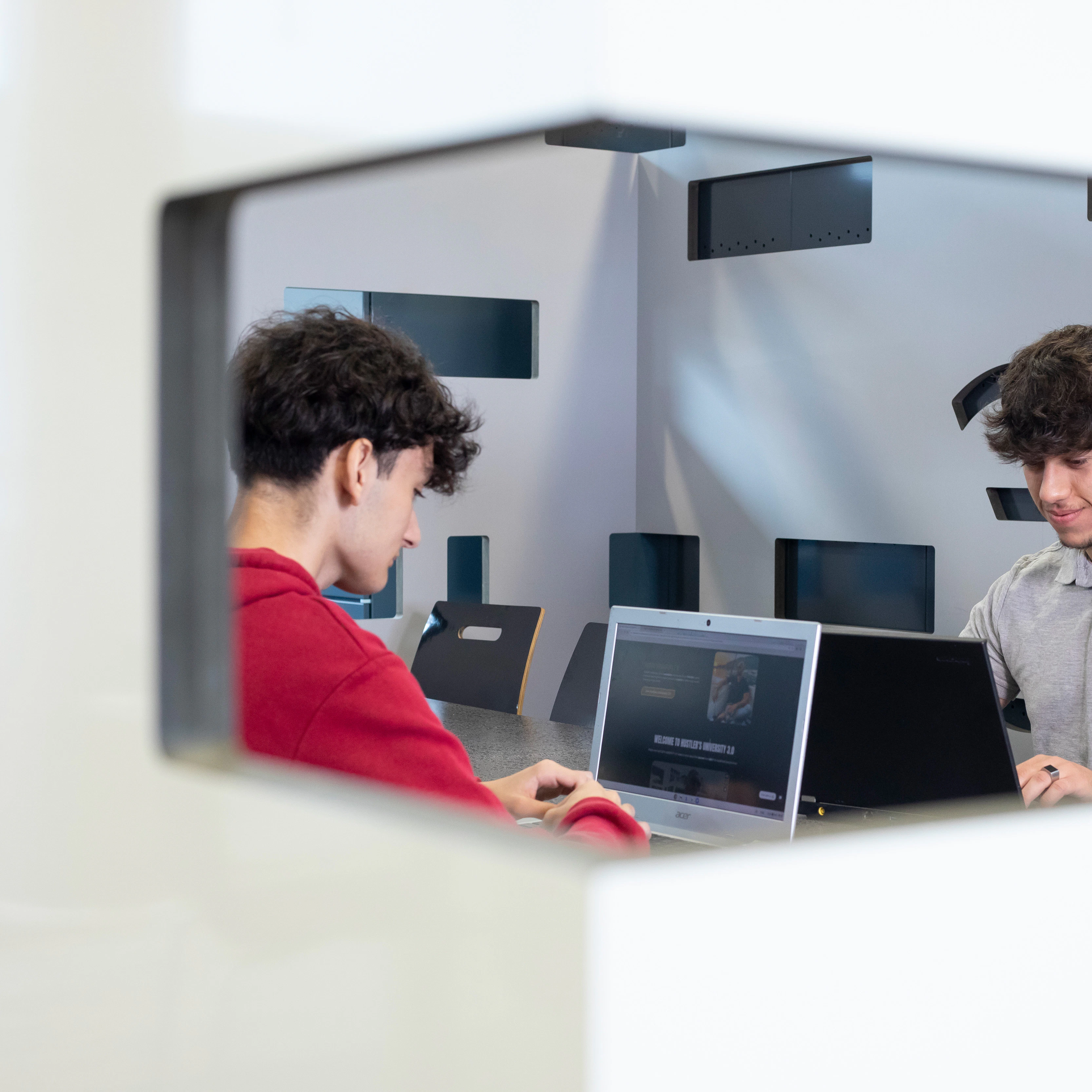 Twee jongens achter een laptop