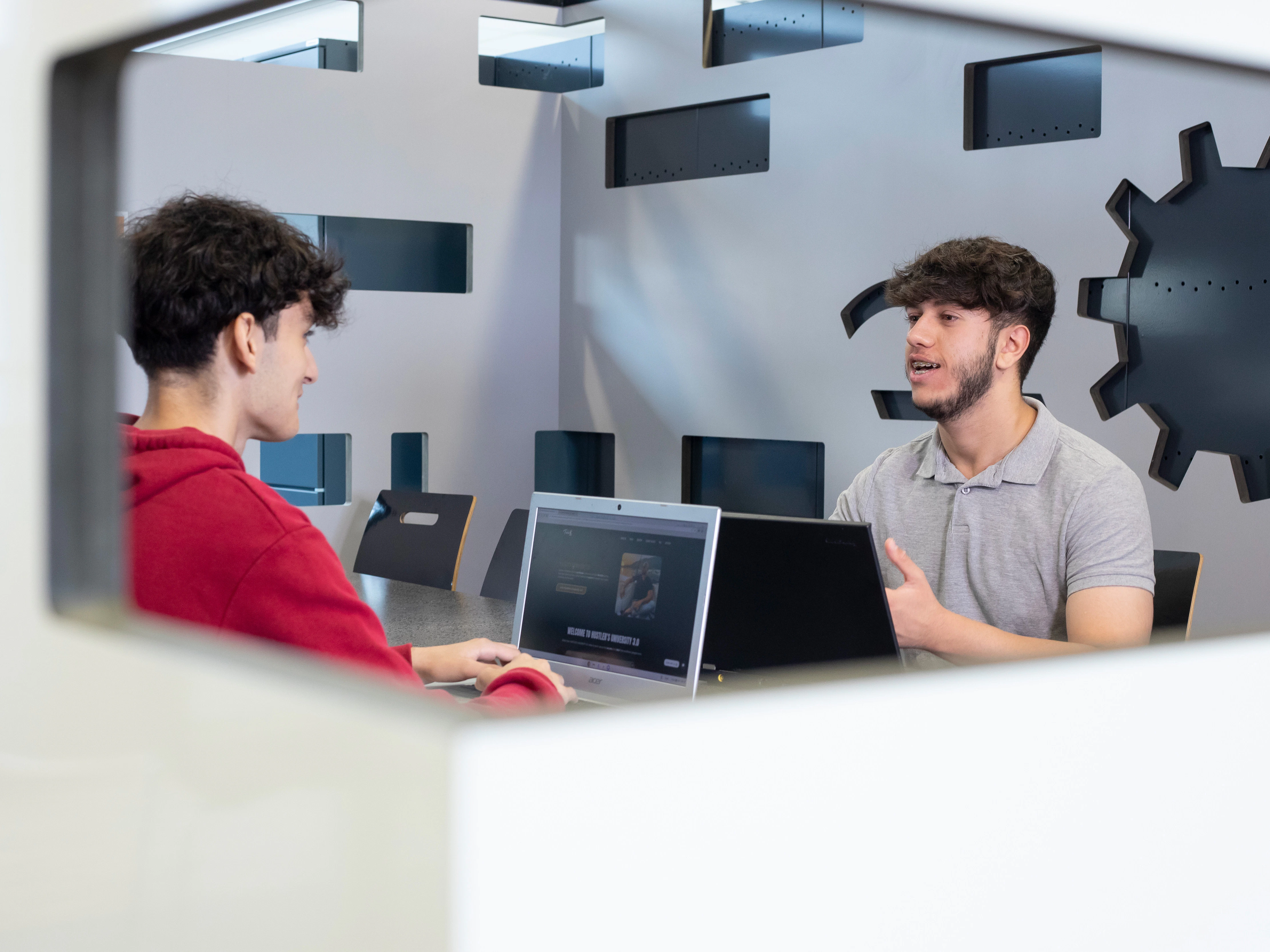 Twee jongens achter een laptop