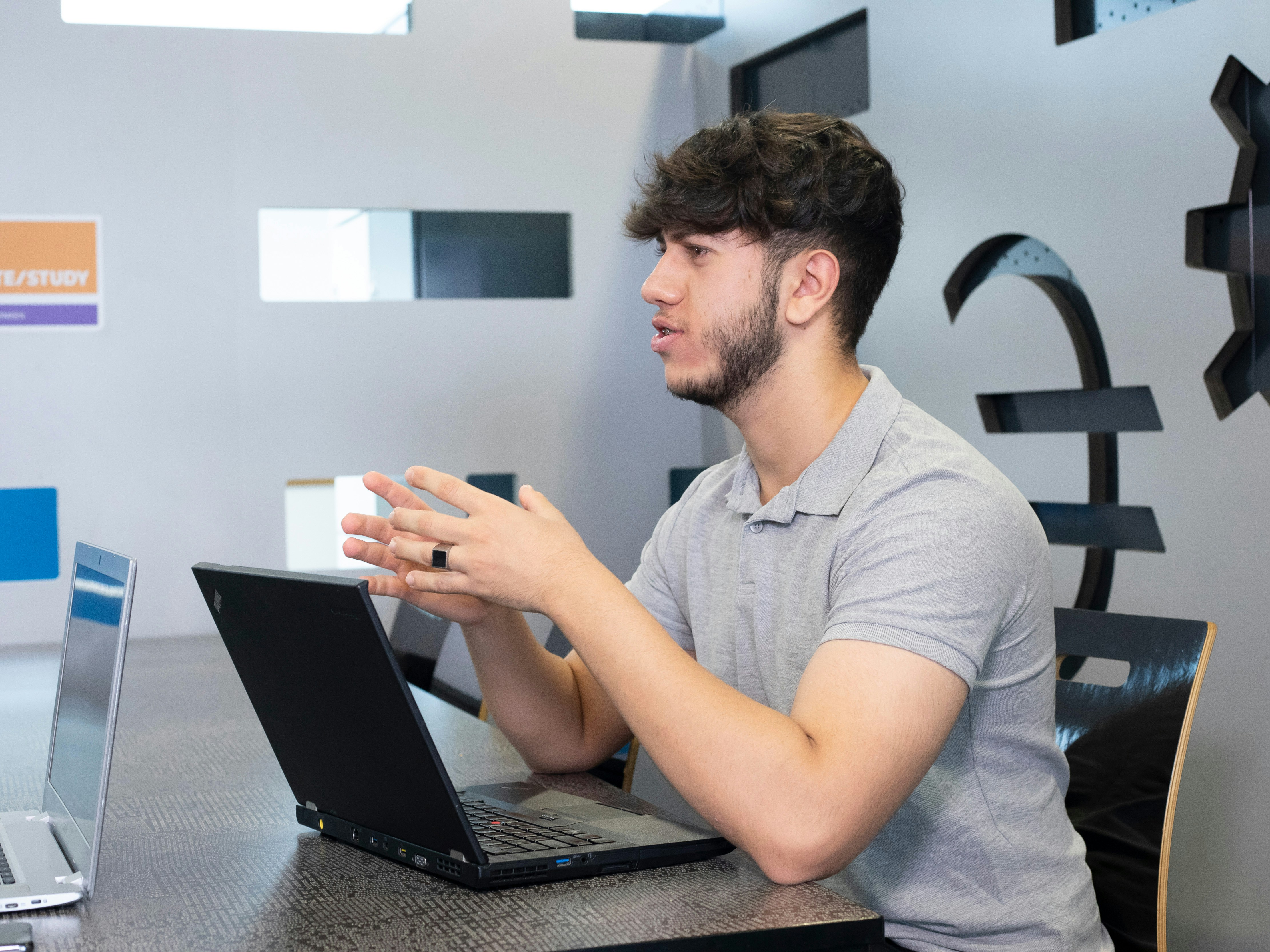 Student werkt op laptop