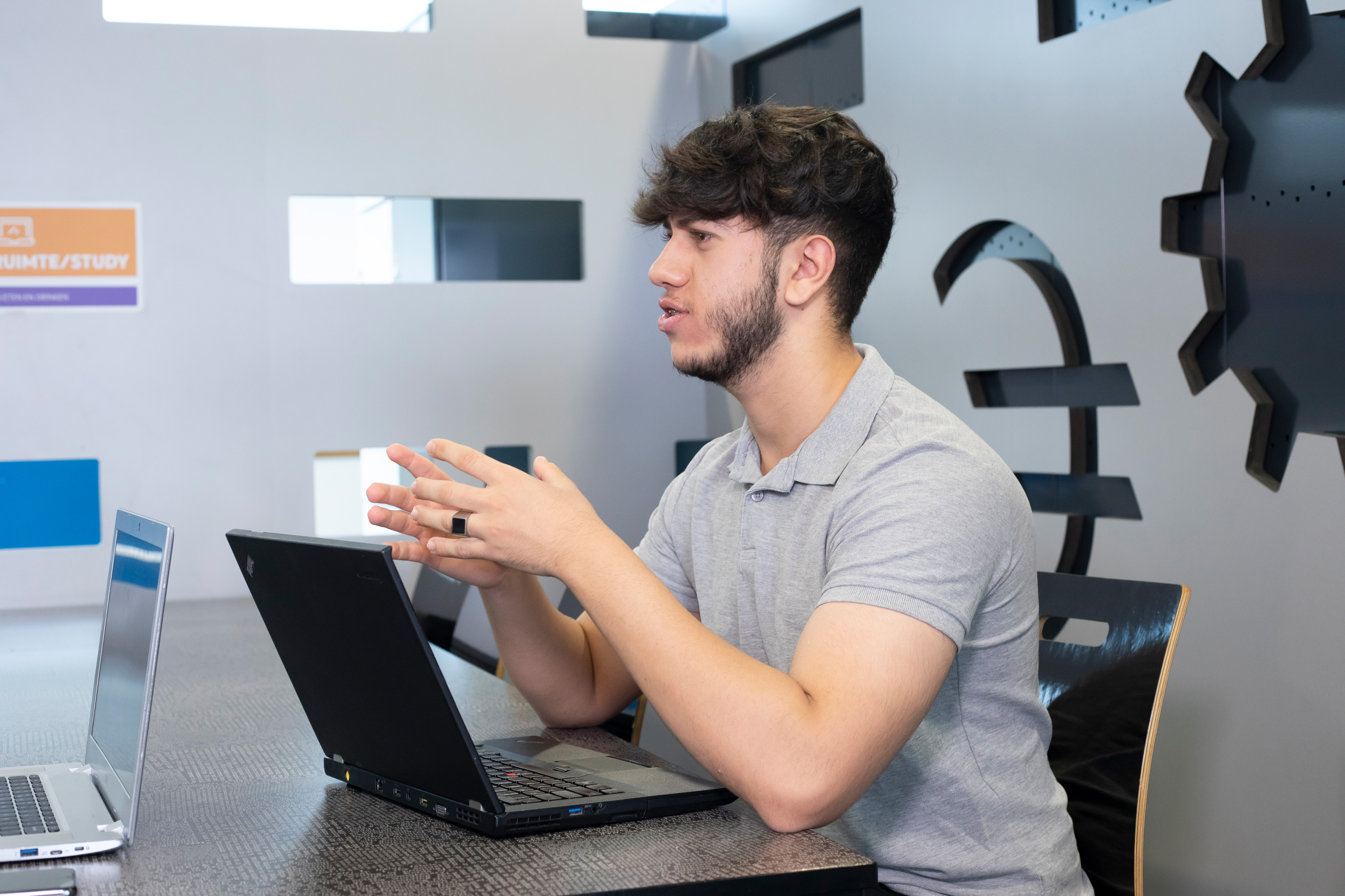 Student werkt achter laptop