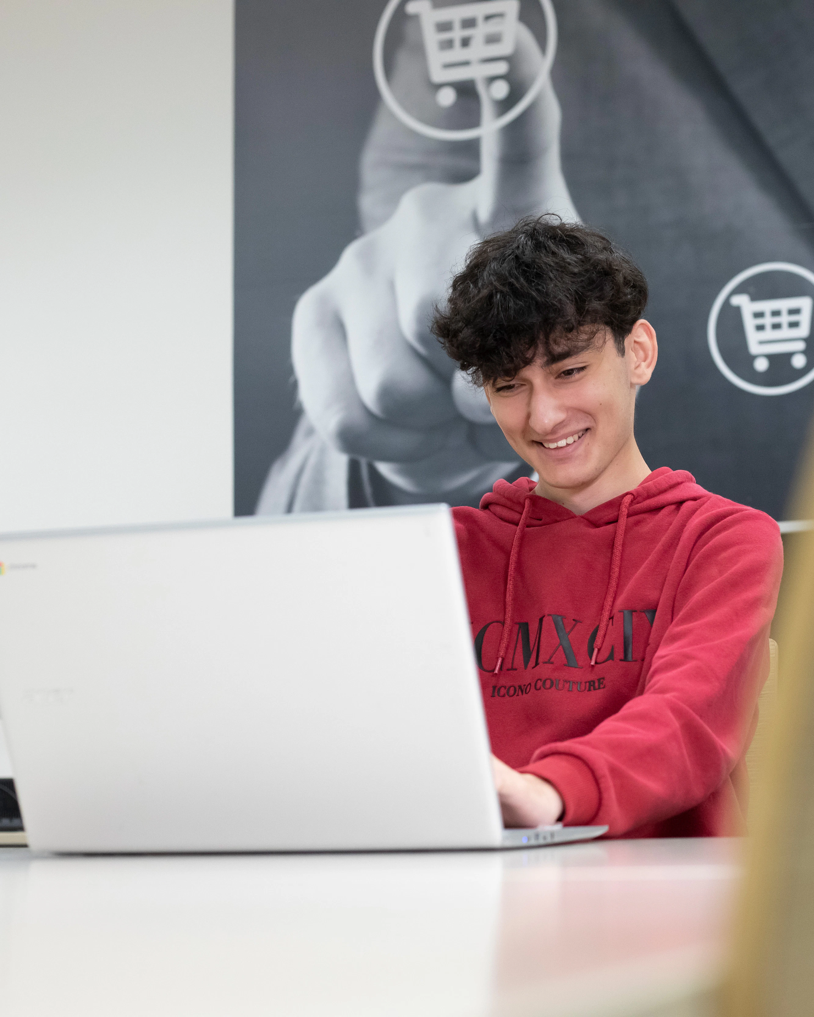 Een jongen achter een laptop