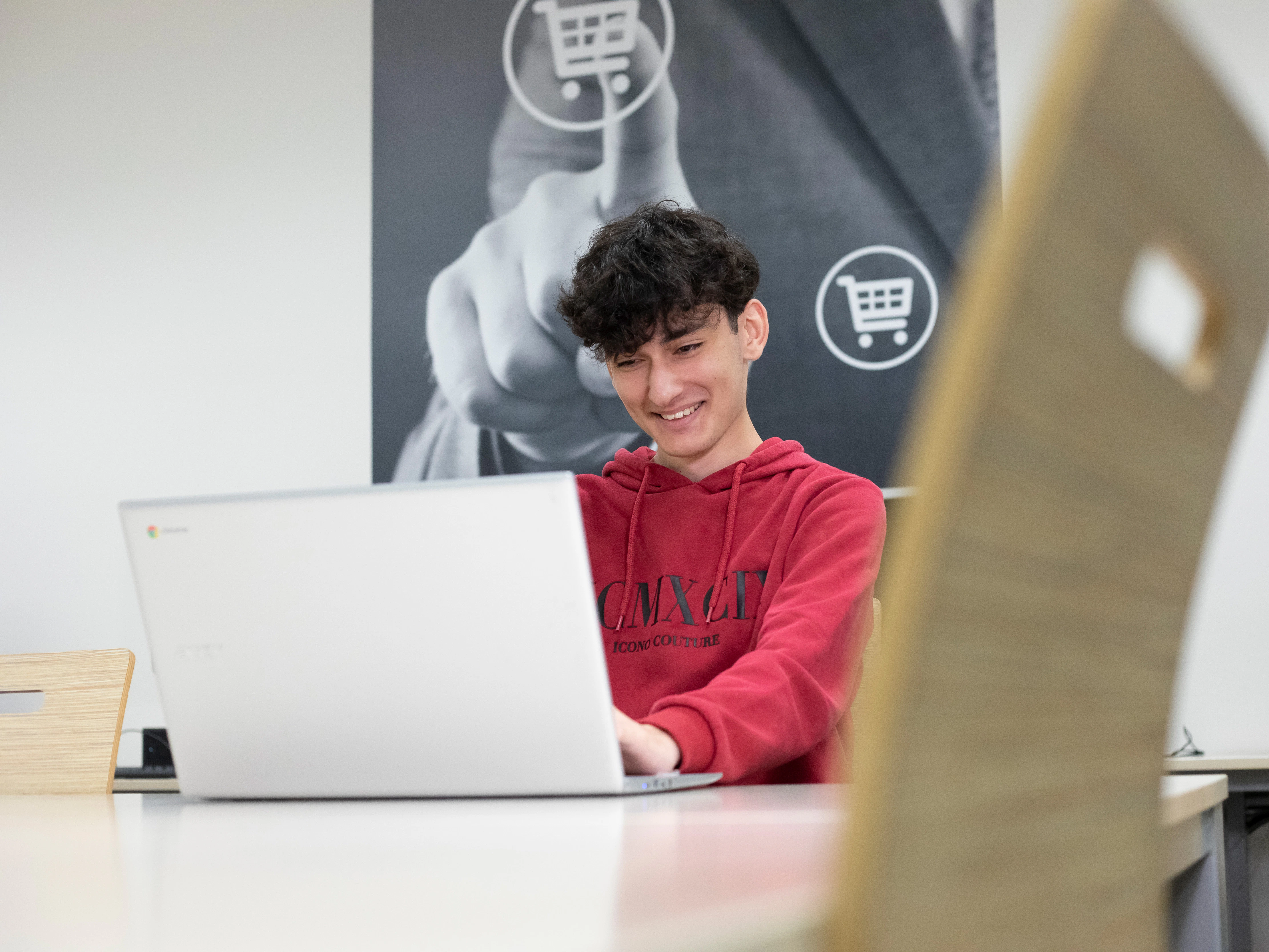 Een jongen aan het werk achter een laptop