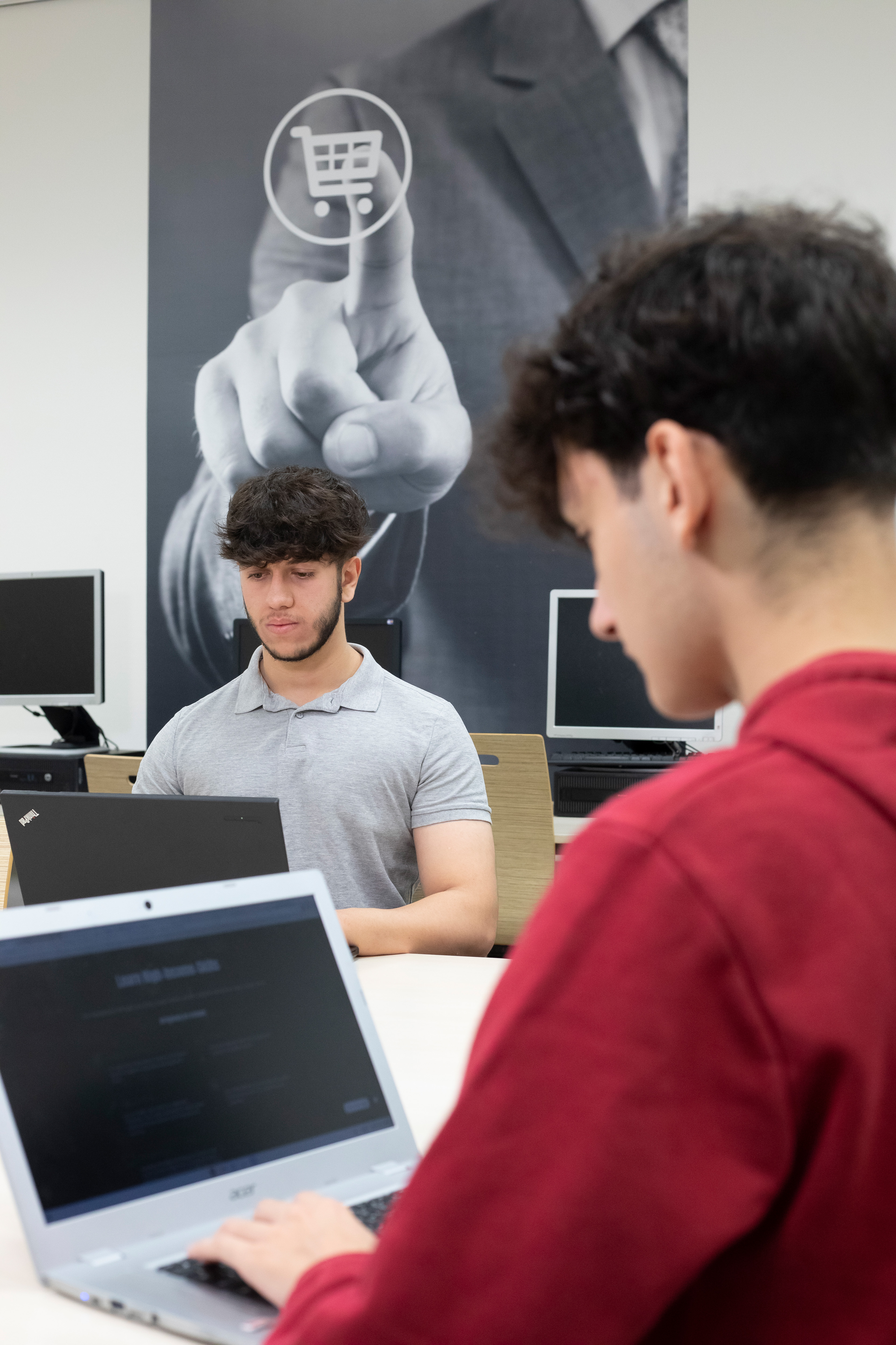 twee jongens aan het werk achter een laptop