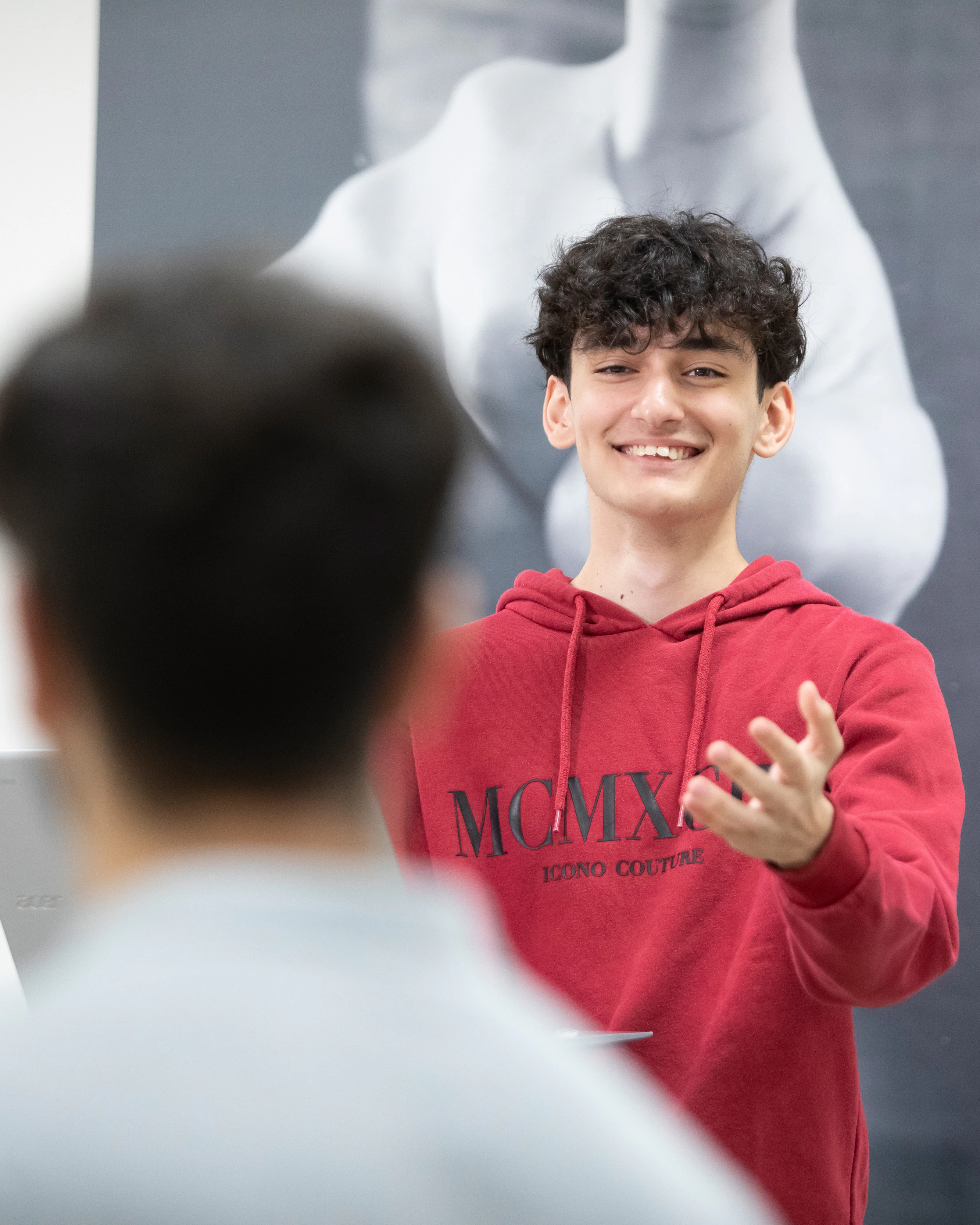 Student houdt een presentatie