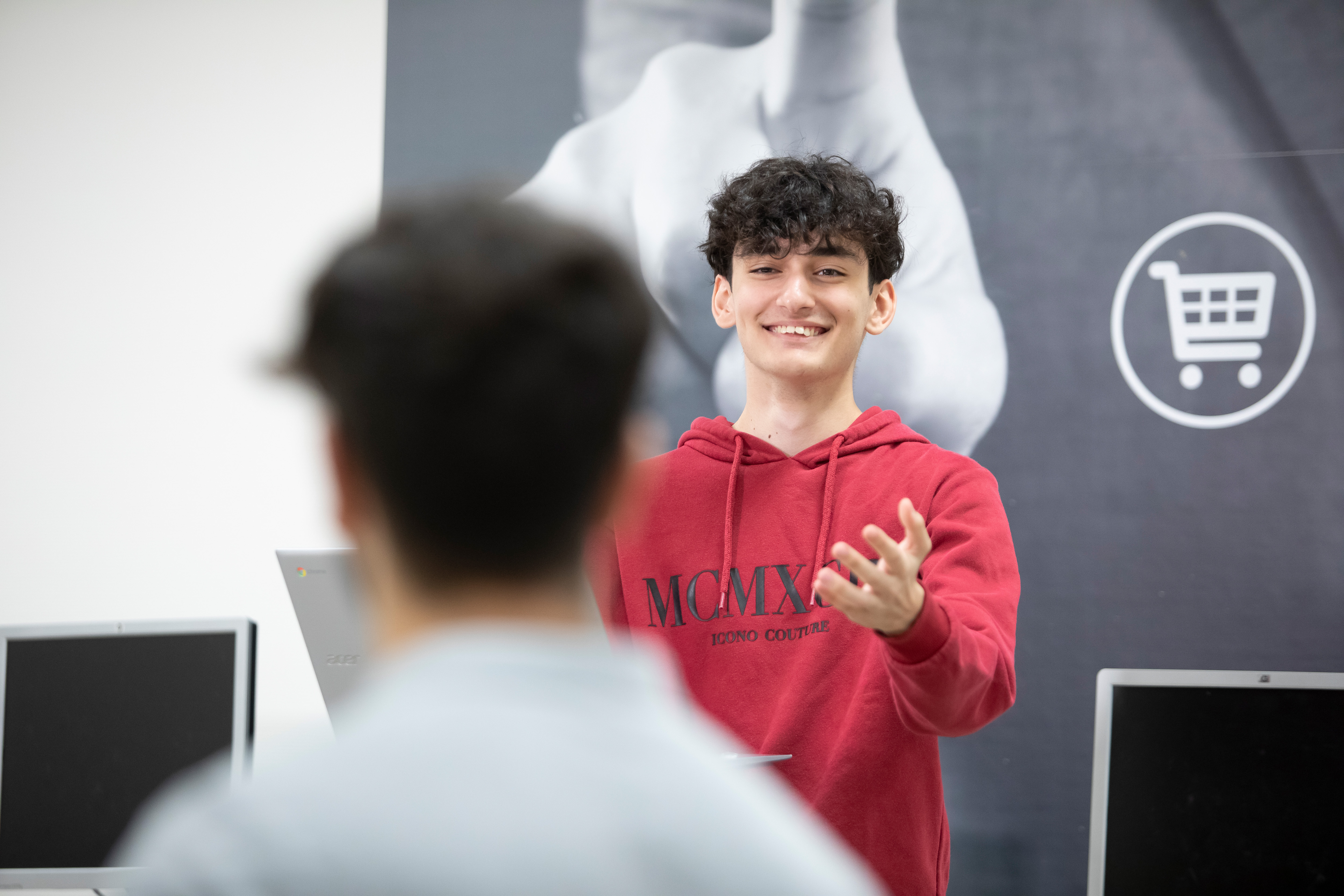 Student staat voor de klas en presenteert voor een andere student